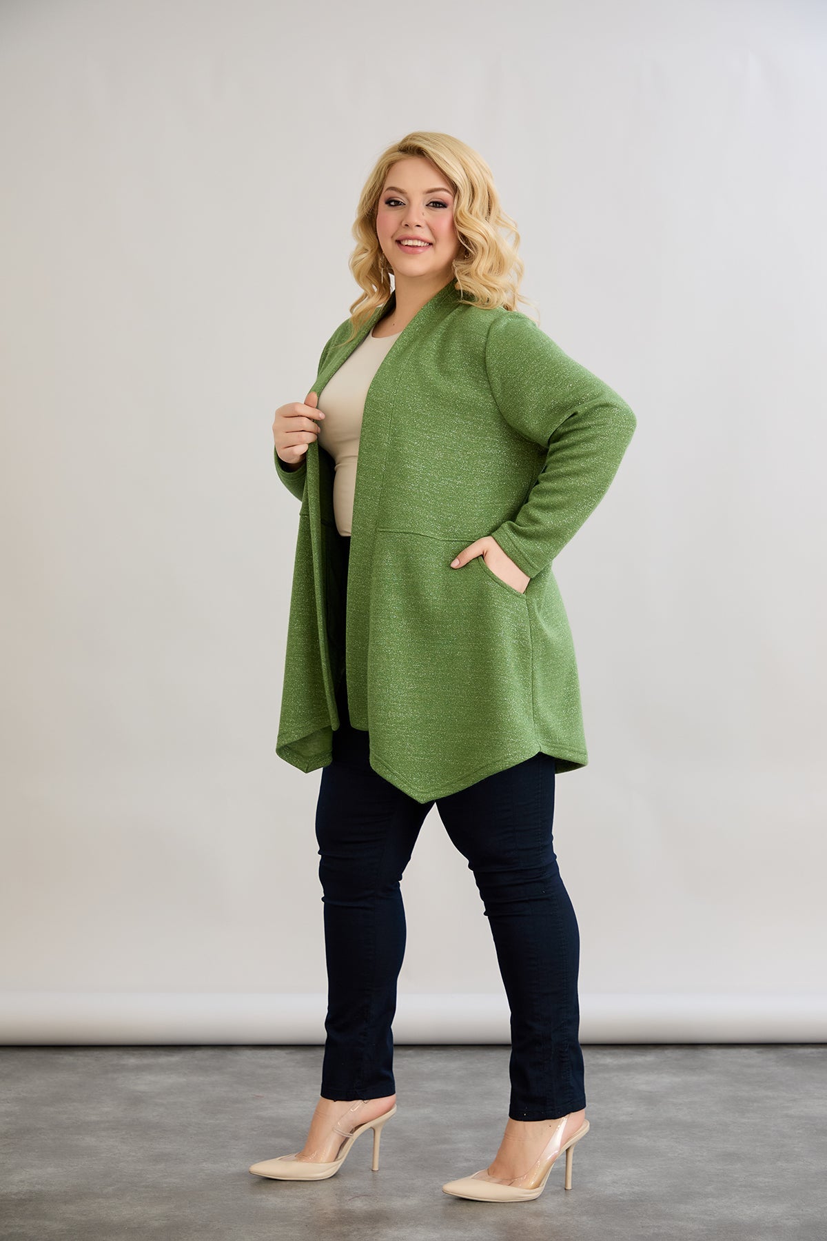 Elegante Strickjacke mit Lurex – offen und mit Taschen in Übergrößen
