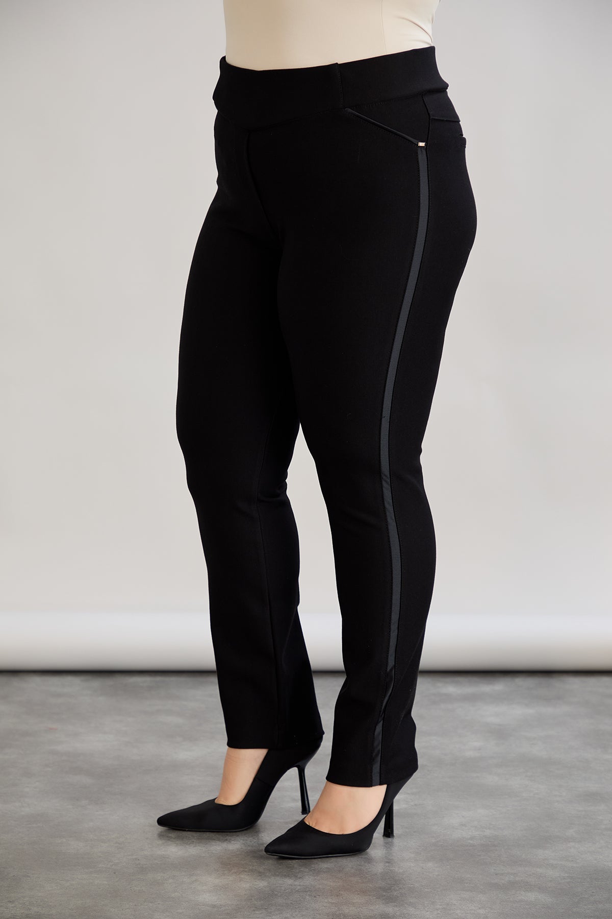 Figurformende und körperbetonende Hose mit seitlichem Satin-Streifen