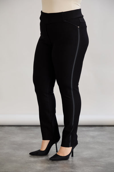 Figurformende und körperbetonende Hose mit seitlichem Satin-Streifen