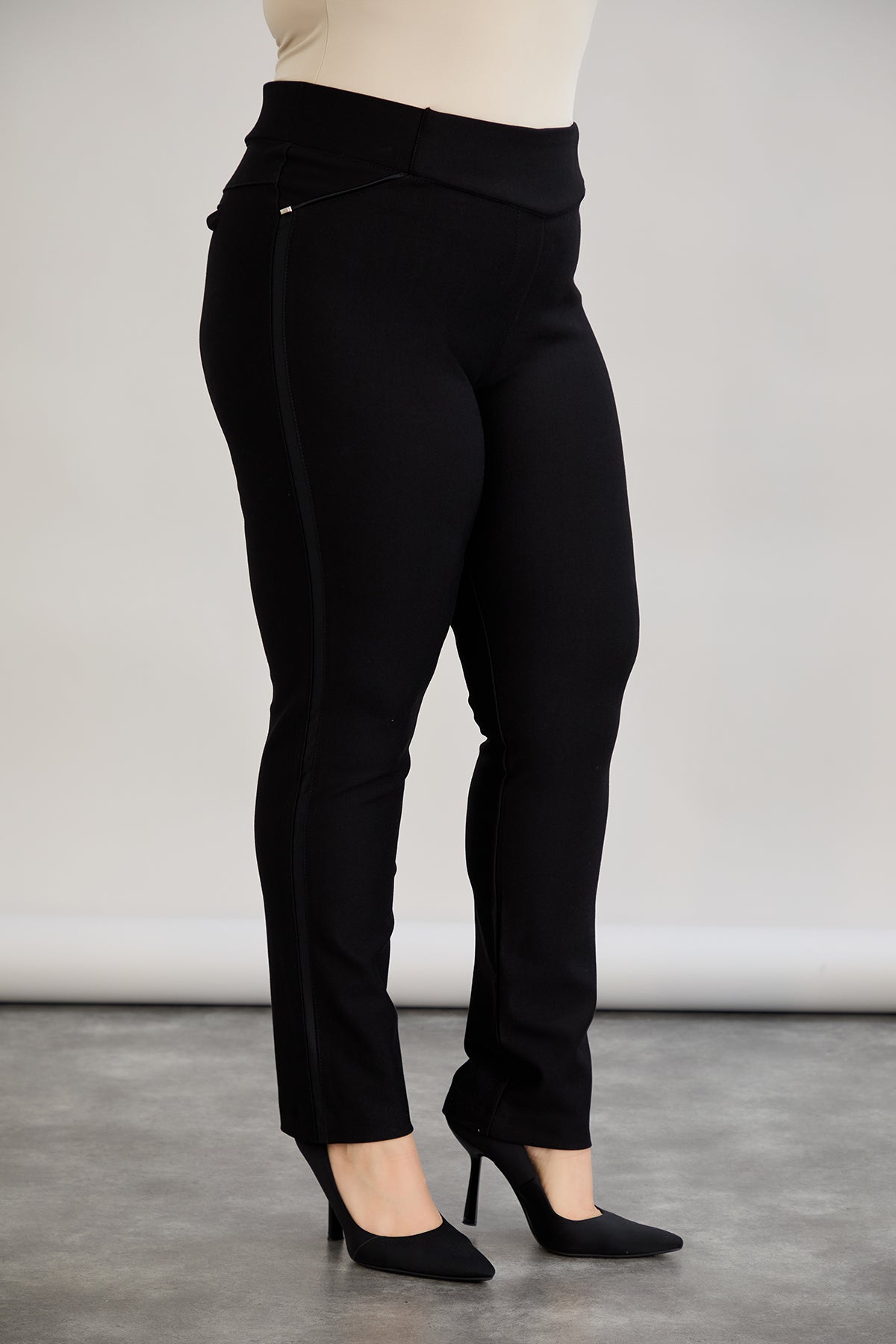 Figurformende und körperbetonende Hose mit seitlichem Satin-Streifen