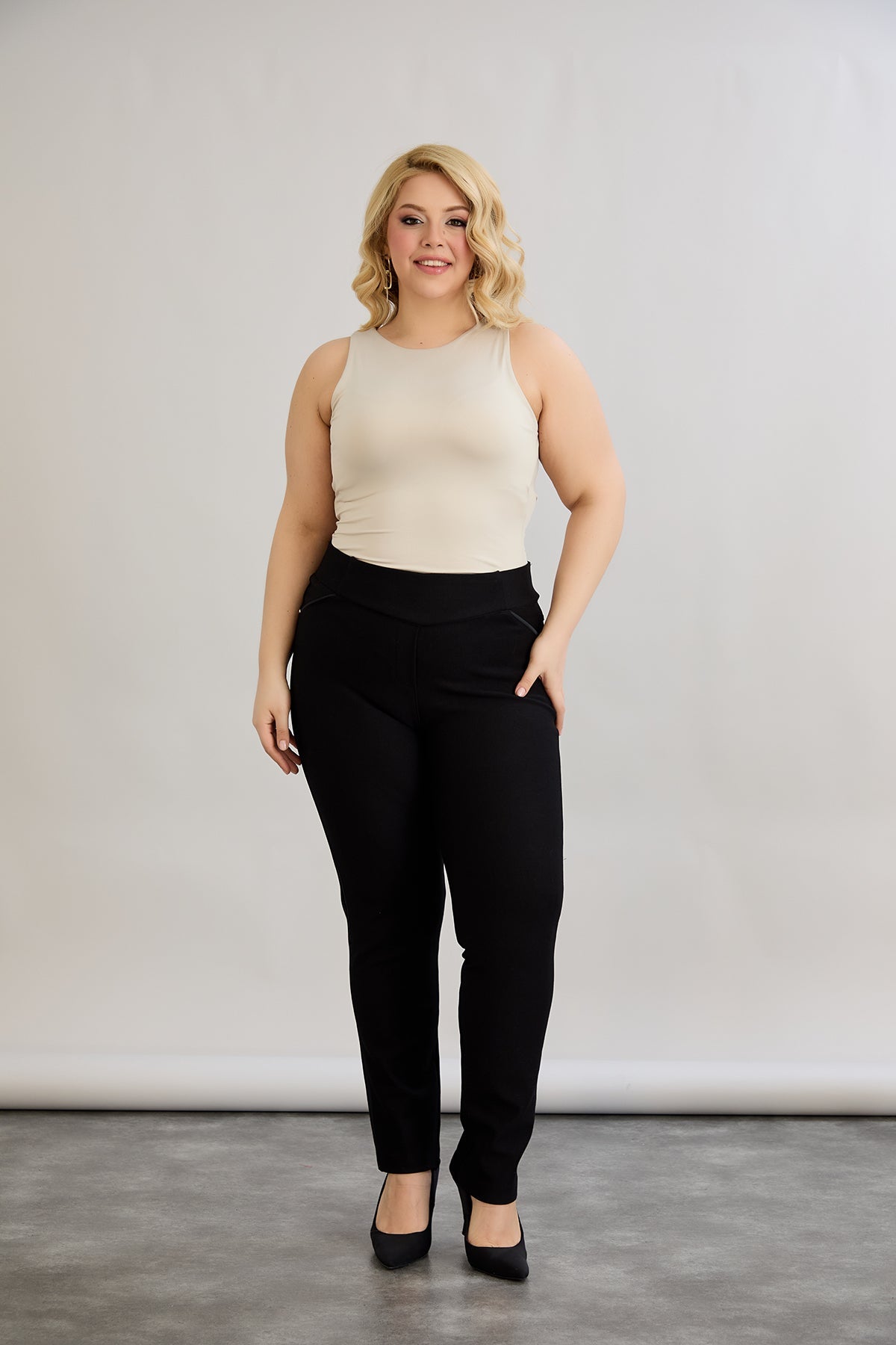 Figurformende und körperbetonende Hose mit seitlichem Satin-Streifen
