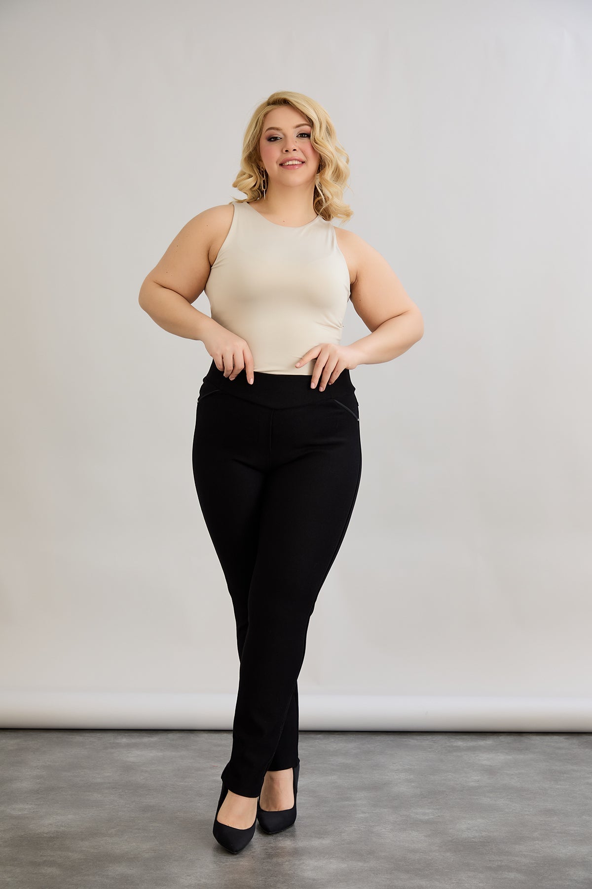 Figurformende und körperbetonende Hose mit seitlichem Satin-Streifen
