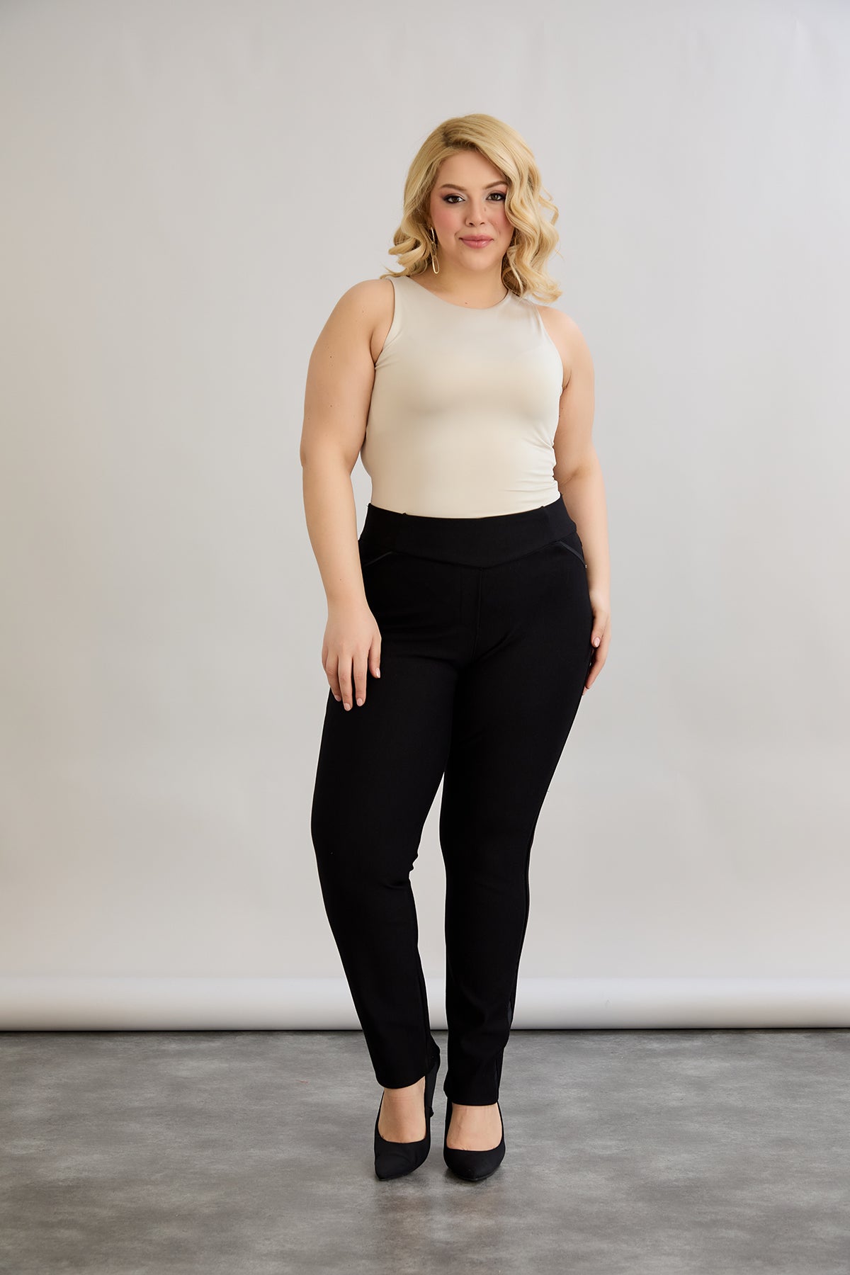 Figurformende und körperbetonende Hose mit seitlichem Satin-Streifen