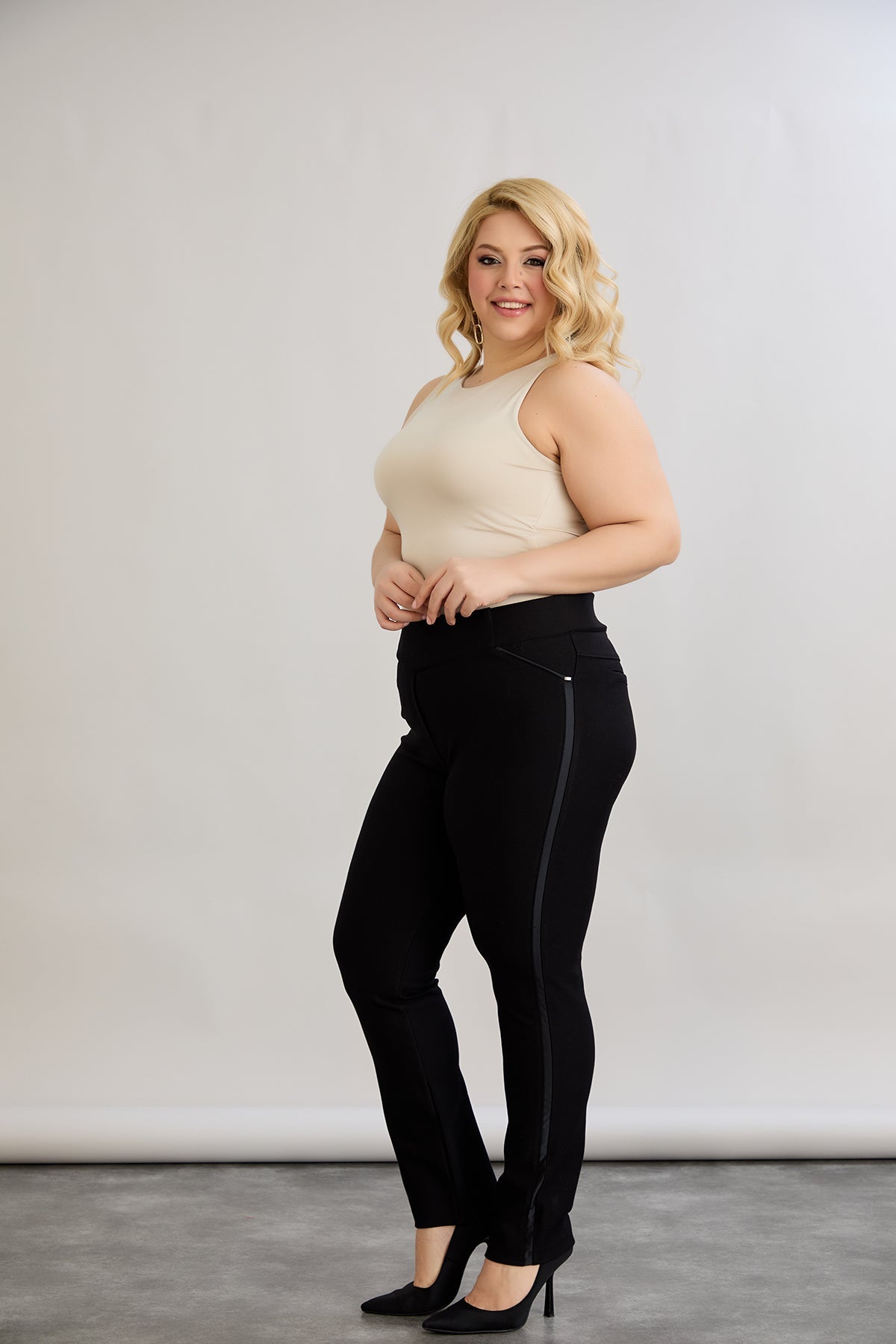 Figurformende und körperbetonende Hose mit seitlichem Satin-Streifen