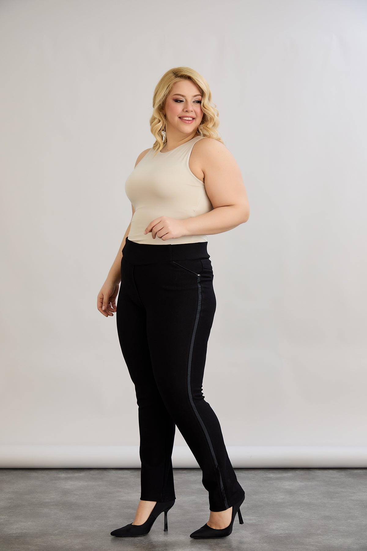 Figurformende und körperbetonende Hose mit seitlichem Satin-Streifen