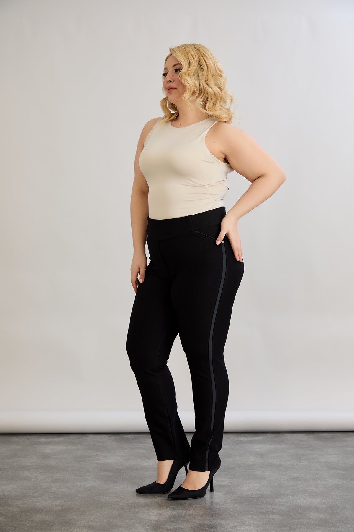 Figurformende und körperbetonende Hose mit seitlichem Satin-Streifen Ubergrossen