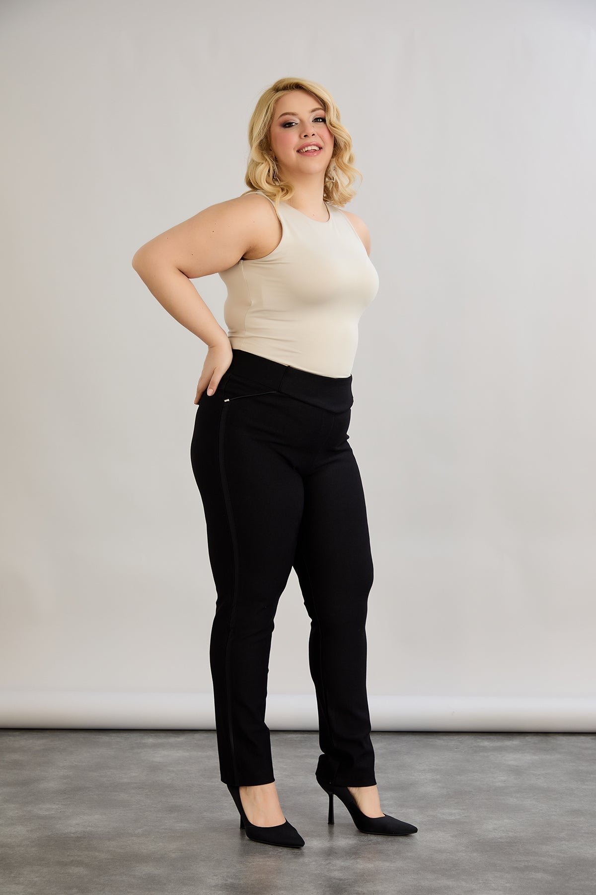 Figurformende und körperbetonende Hose mit seitlichem Satin-Streifen