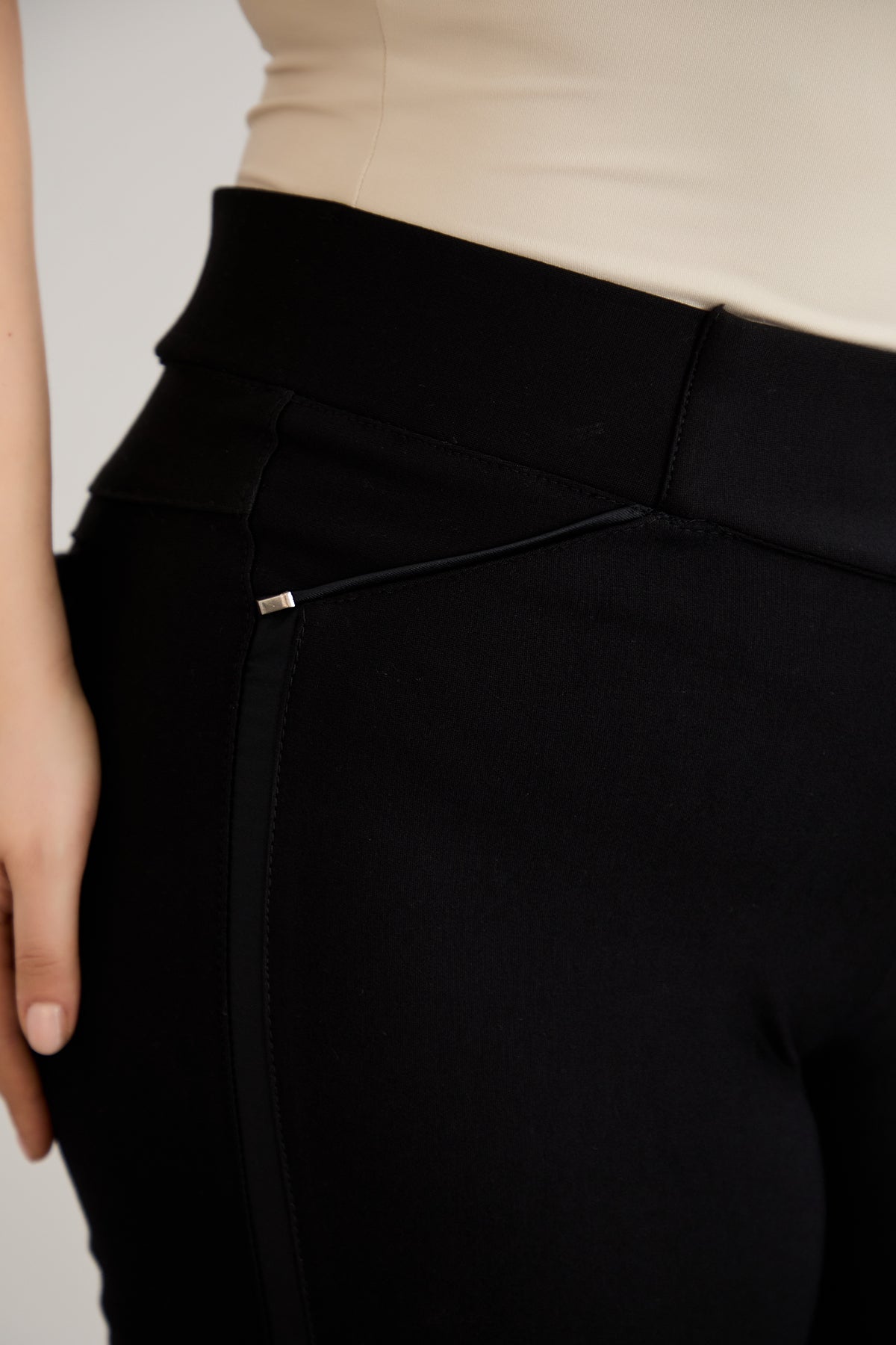 Figurformende und körperbetonende Hose mit seitlichem Satin-Streifen