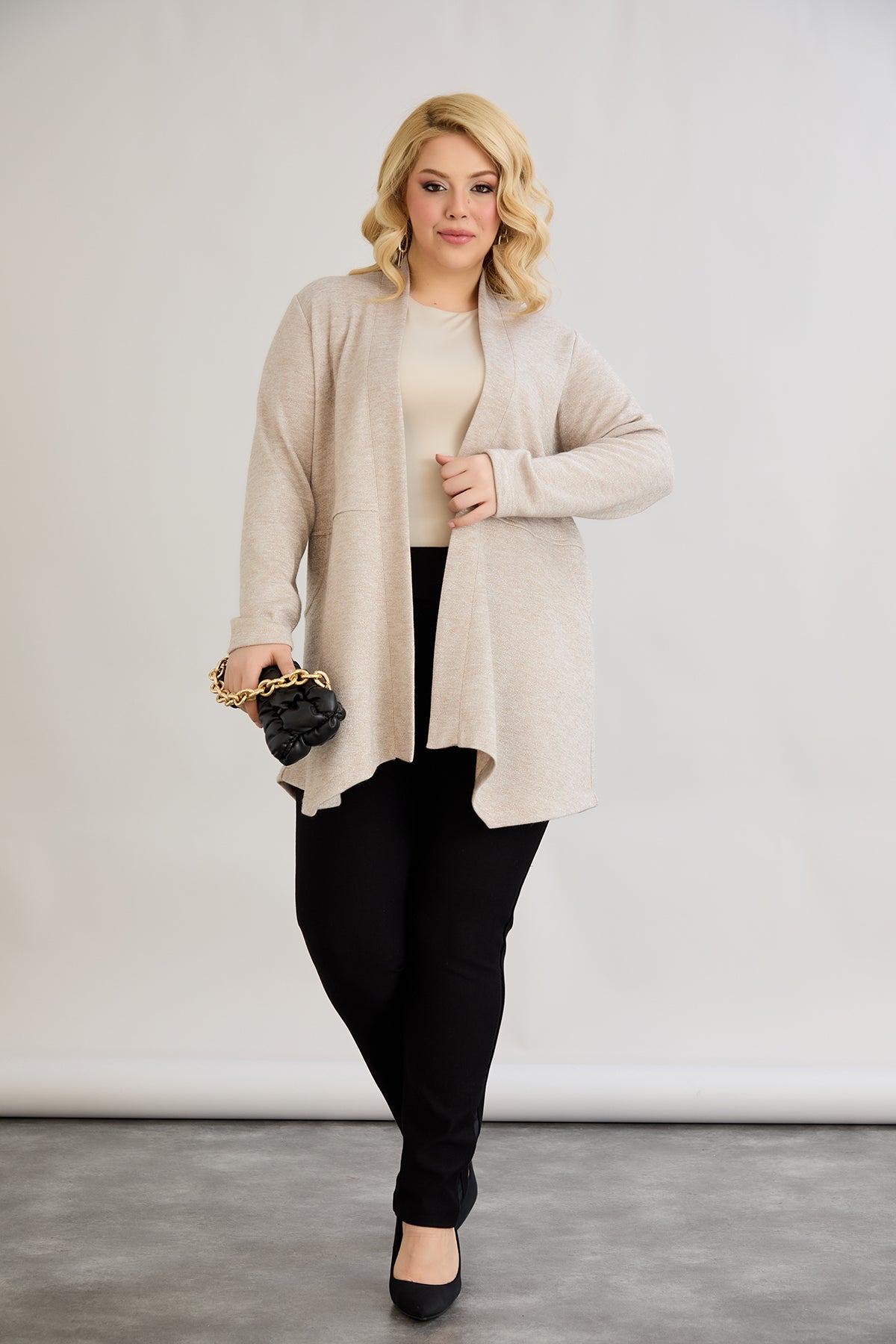 Elegante Strickjacke mit Lurex – offen und mit Taschen  - Beige