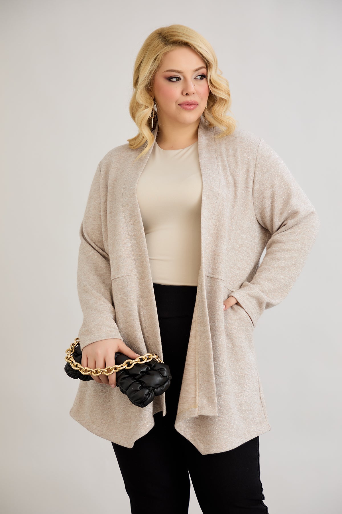 Elegante Strickjacke mit Lurex – offen und mit Taschen in Übergrößen
