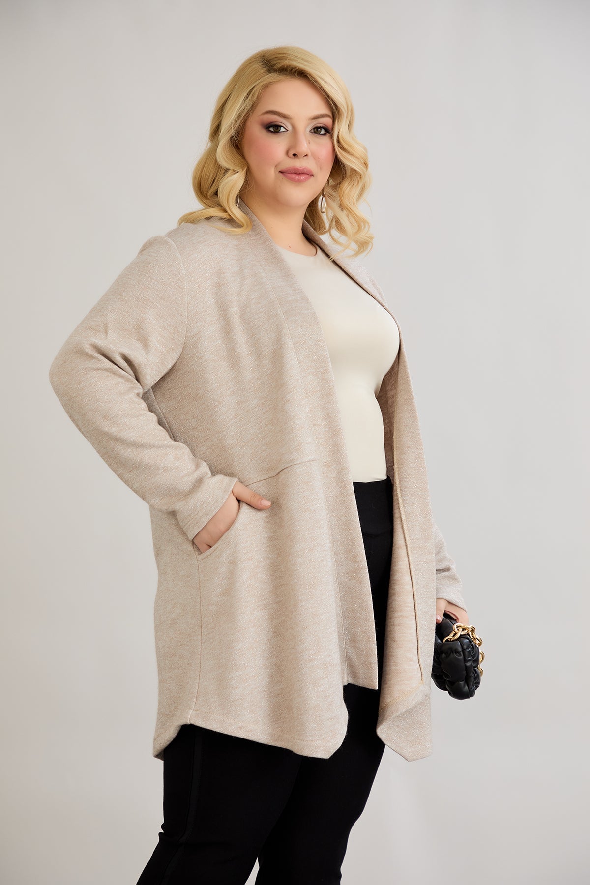 Elegante Strickjacke mit Lurex – offen und mit Taschen  - Beige