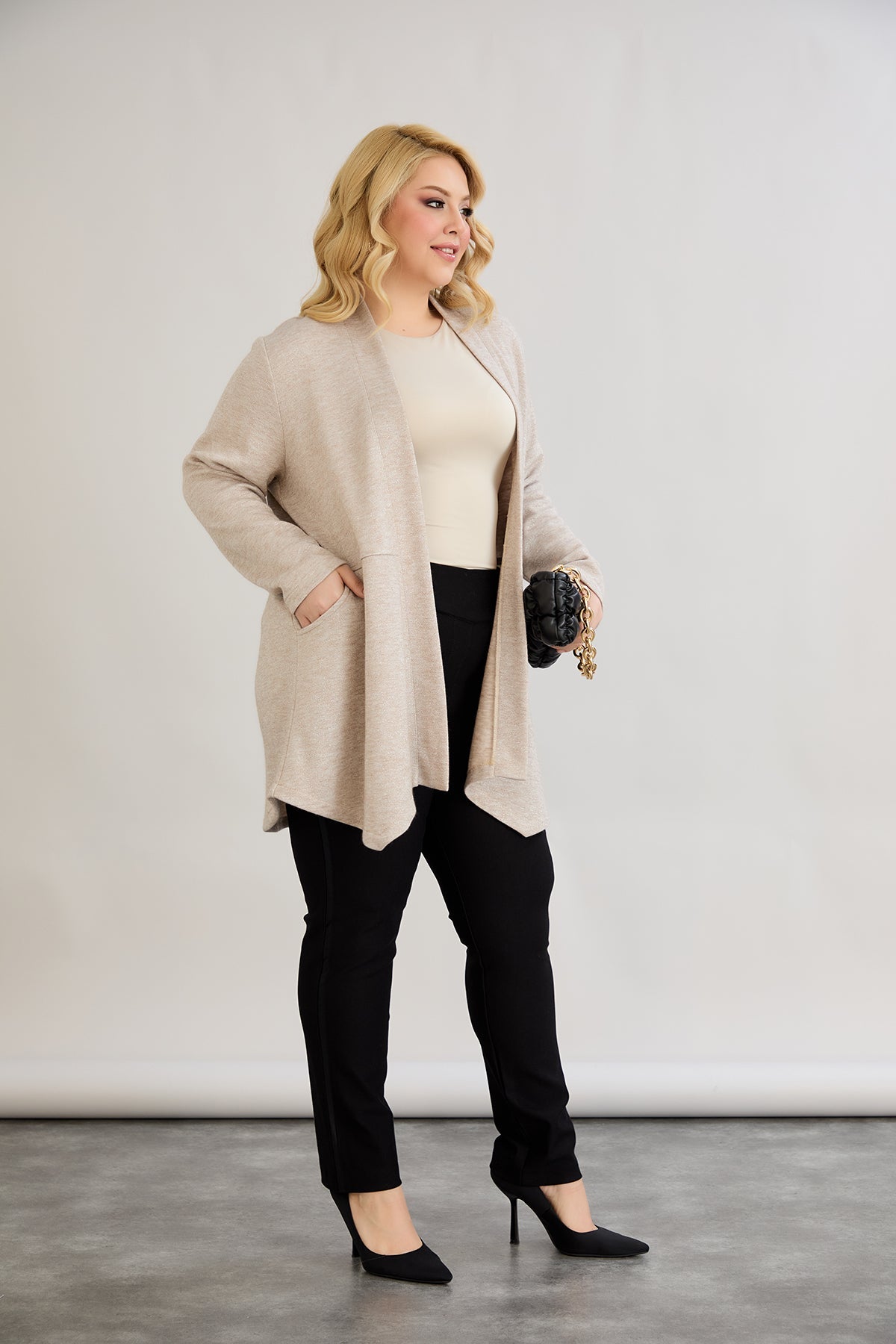 Elegante Strickjacke mit Lurex – offen und mit Taschen  - Beige