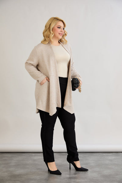 Elegante Strickjacke mit Lurex – offen und mit Taschen  - Beige