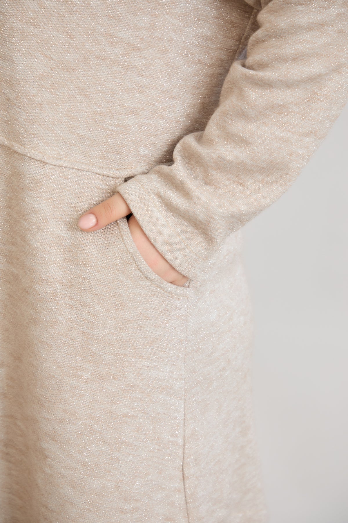 Elegante Strickjacke mit Lurex – offen und mit Taschen  - Beige