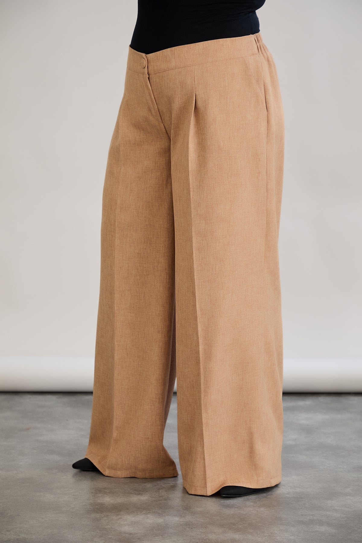 Weite Hose mit elastischem Taillenumfang - Mocca