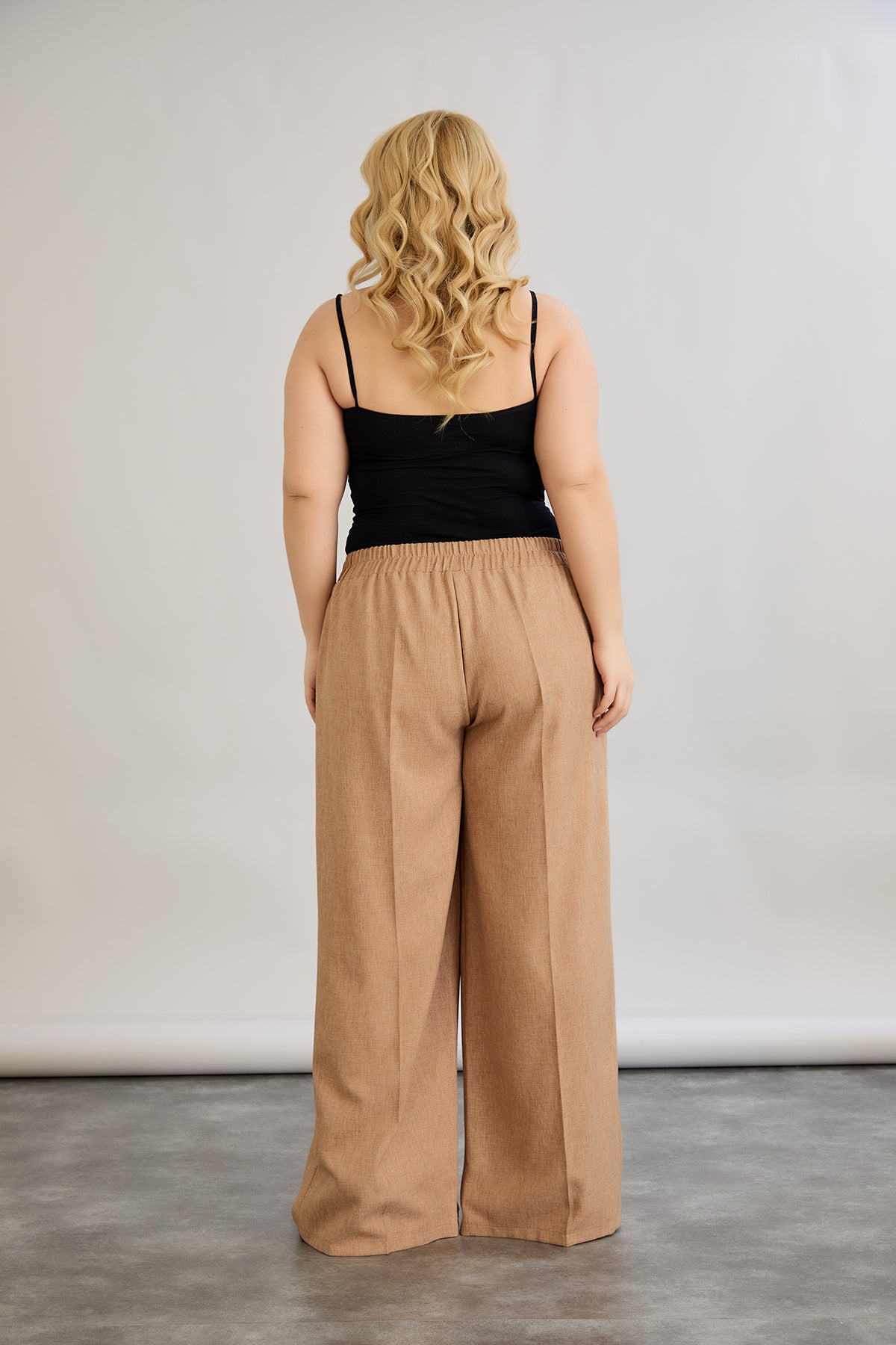 Weite Hose mit elastischem Taillenumfang - Mocca