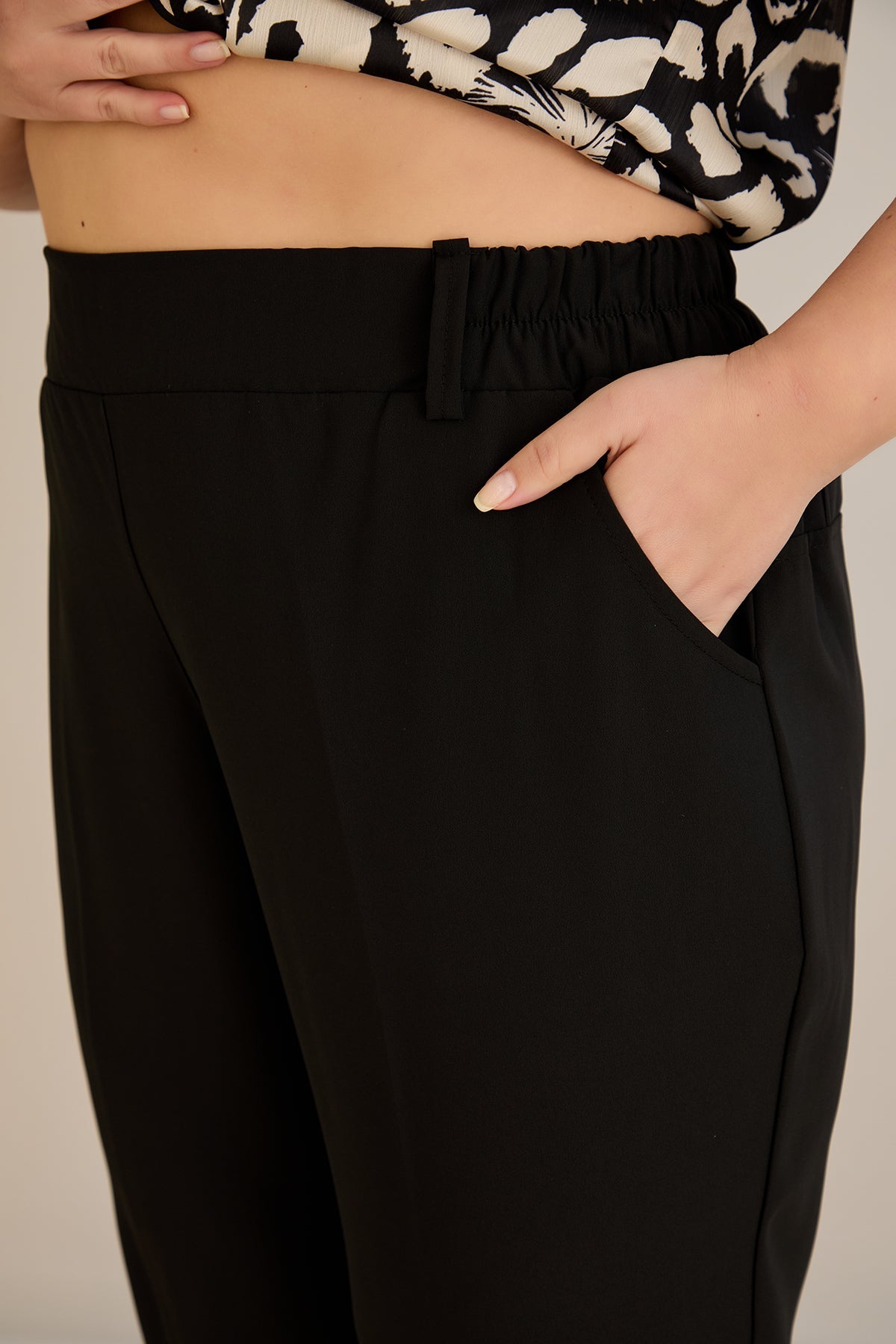 Leichte, elastische Sommerhose - Schwarz
