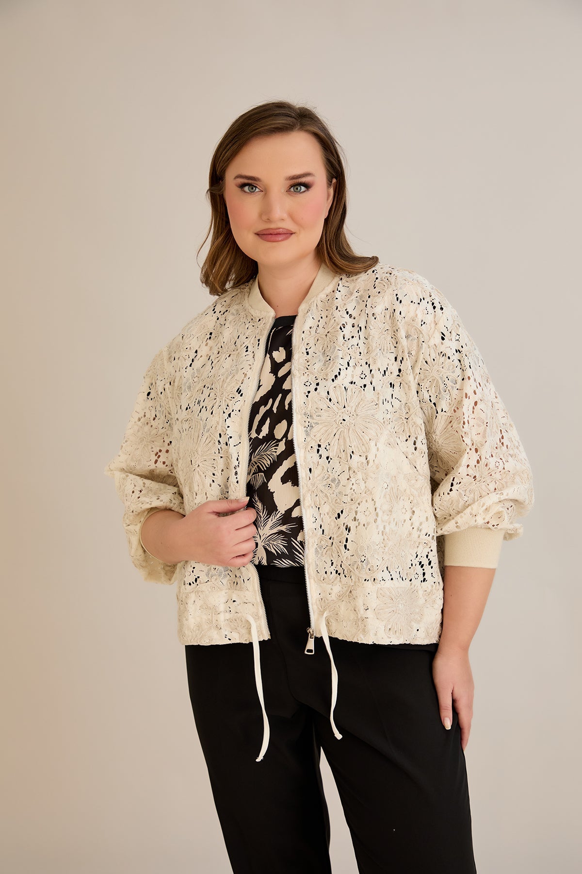 Leichte Baumwolljacke mit floraler Stickerei - 10713