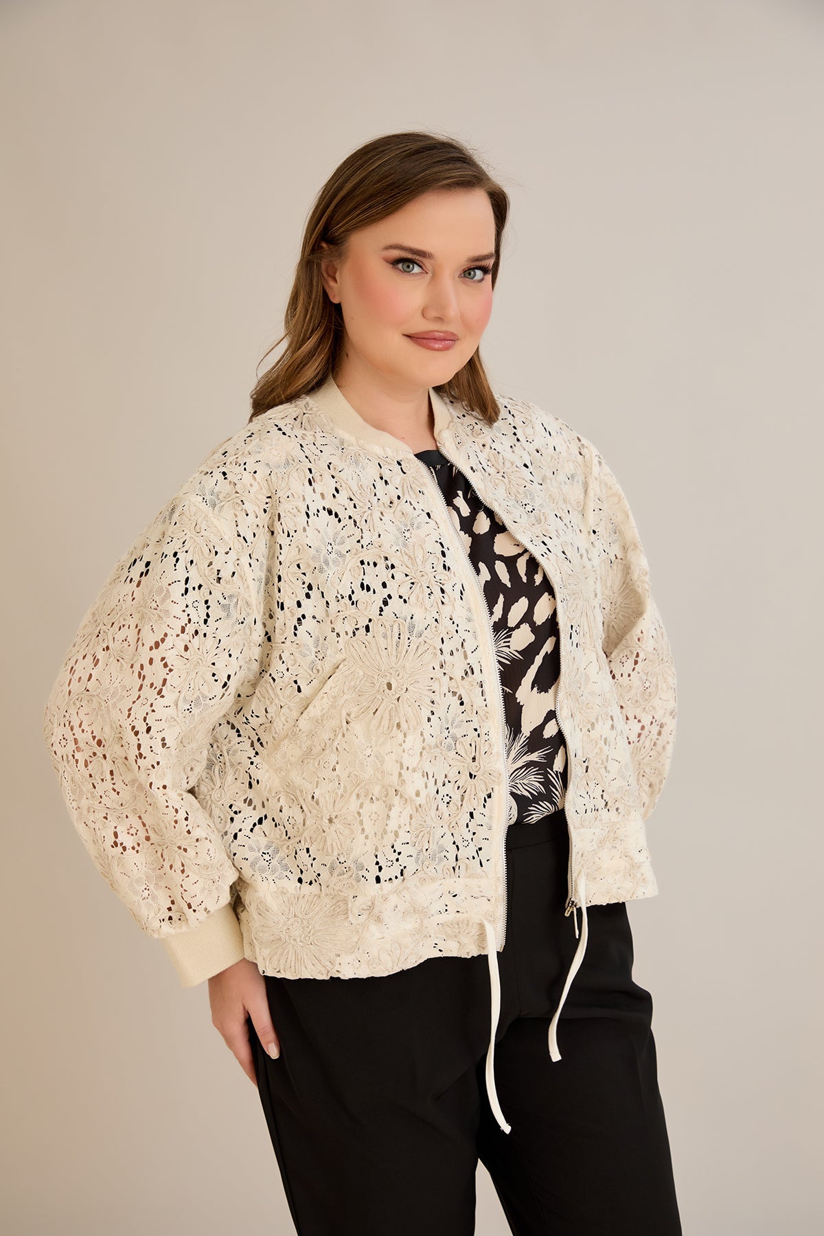 Leichte Baumwolljacke mit floraler Stickerei - 10713