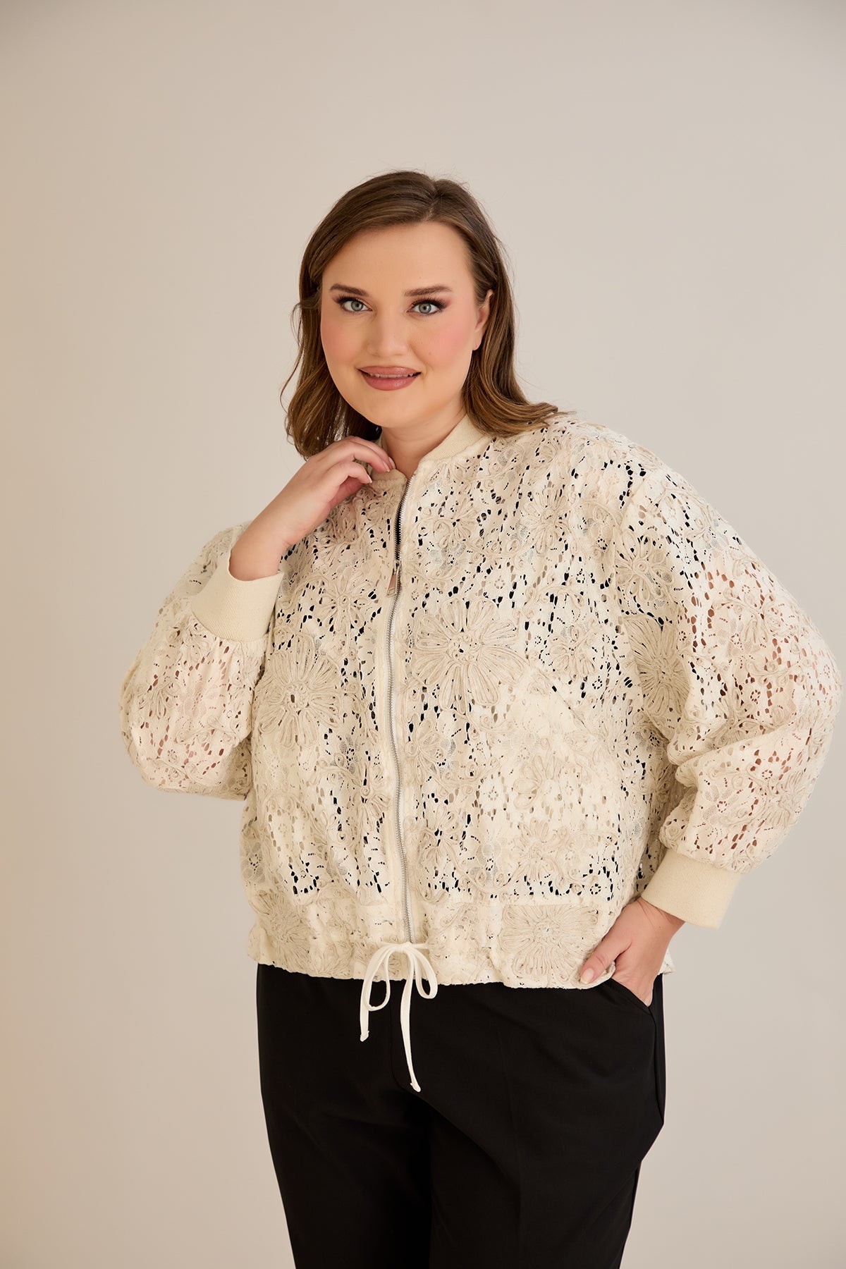 Leichte Baumwolljacke mit floraler Stickerei - 10713