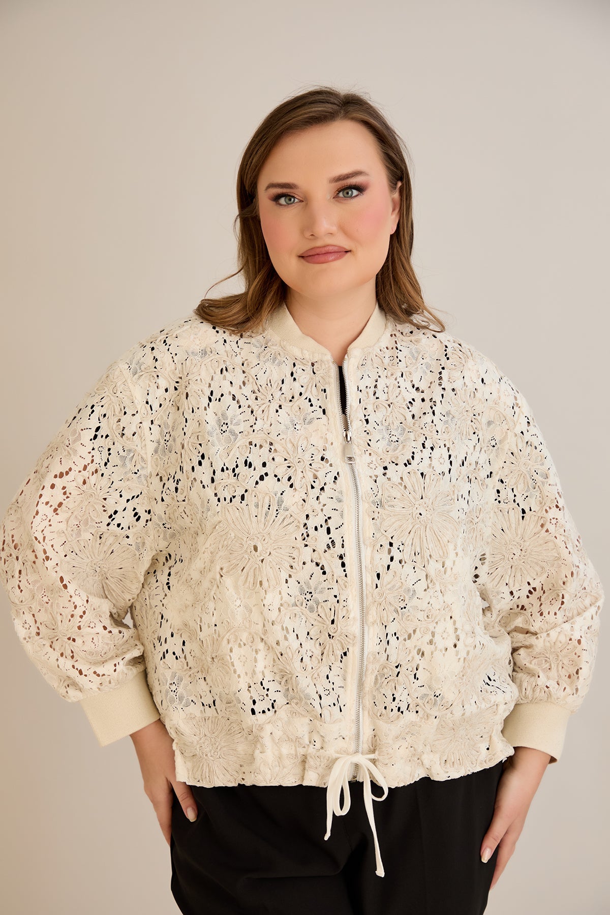 Leichte Baumwolljacke mit floraler Stickerei - 10713