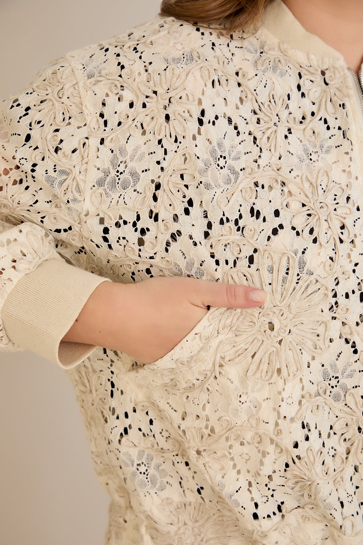 Leichte Baumwolljacke mit floraler Stickerei - 10713