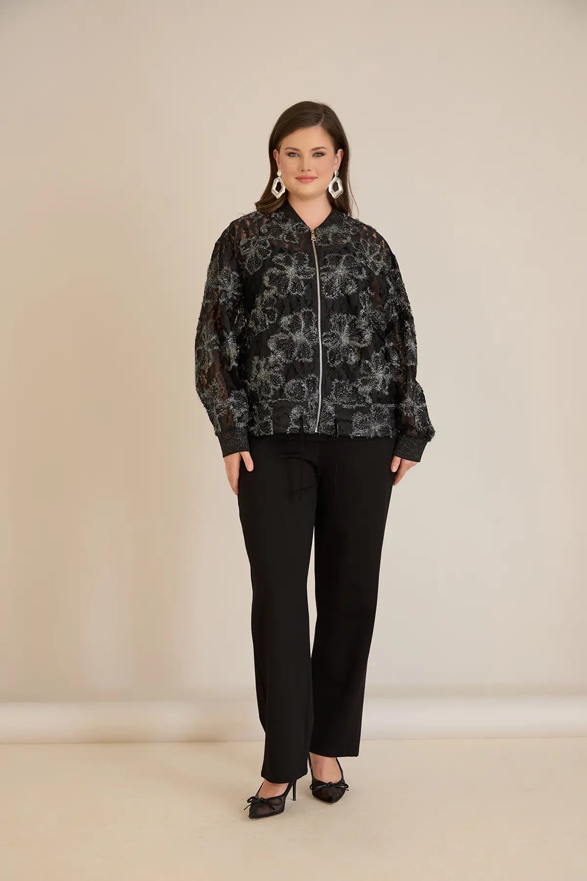 Elegante Jacke mit silbernen Blumenmotiven – Schwarz