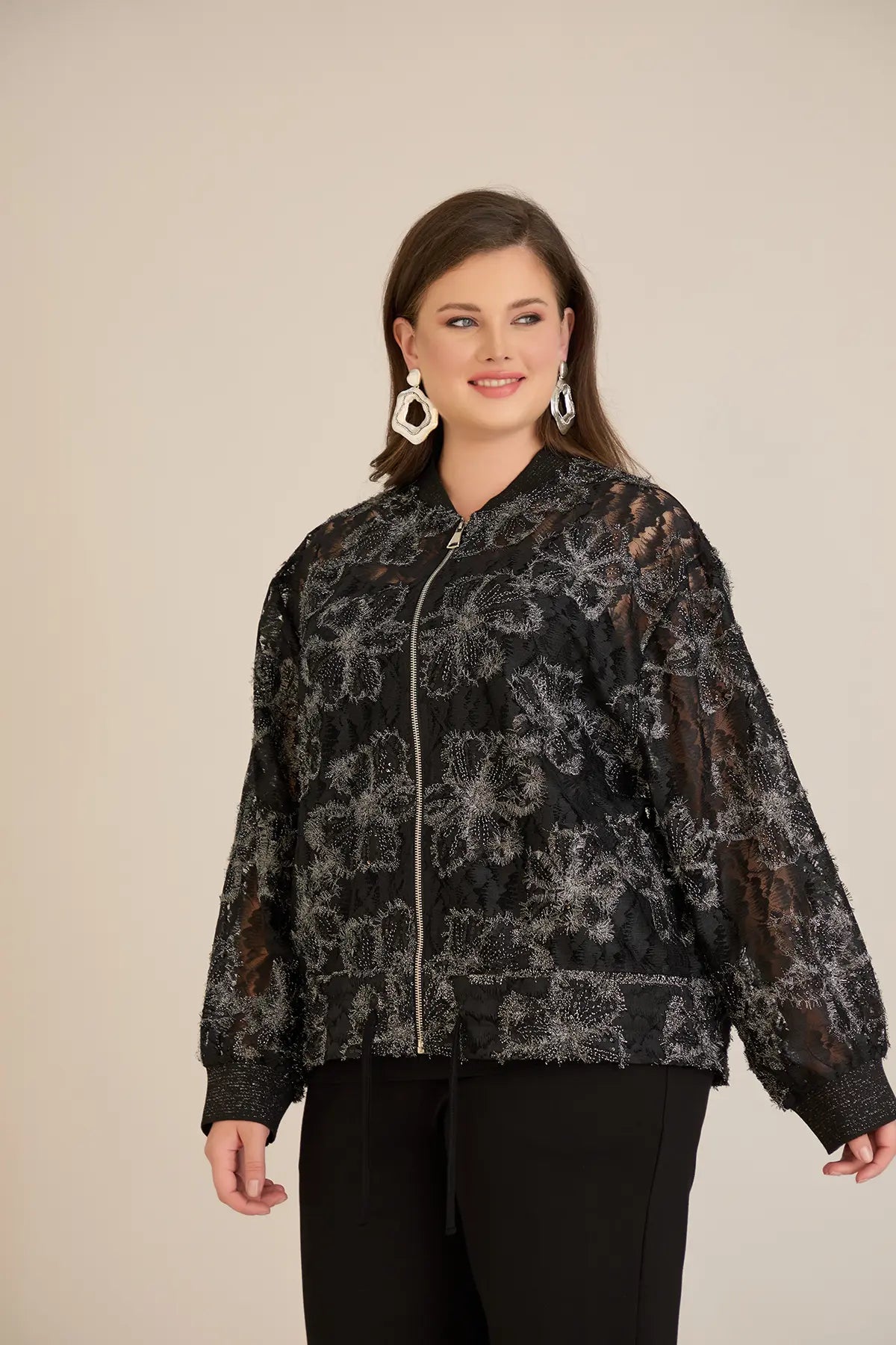 Elegante Jacke mit silbernen Blumenmotiven – Schwarz
