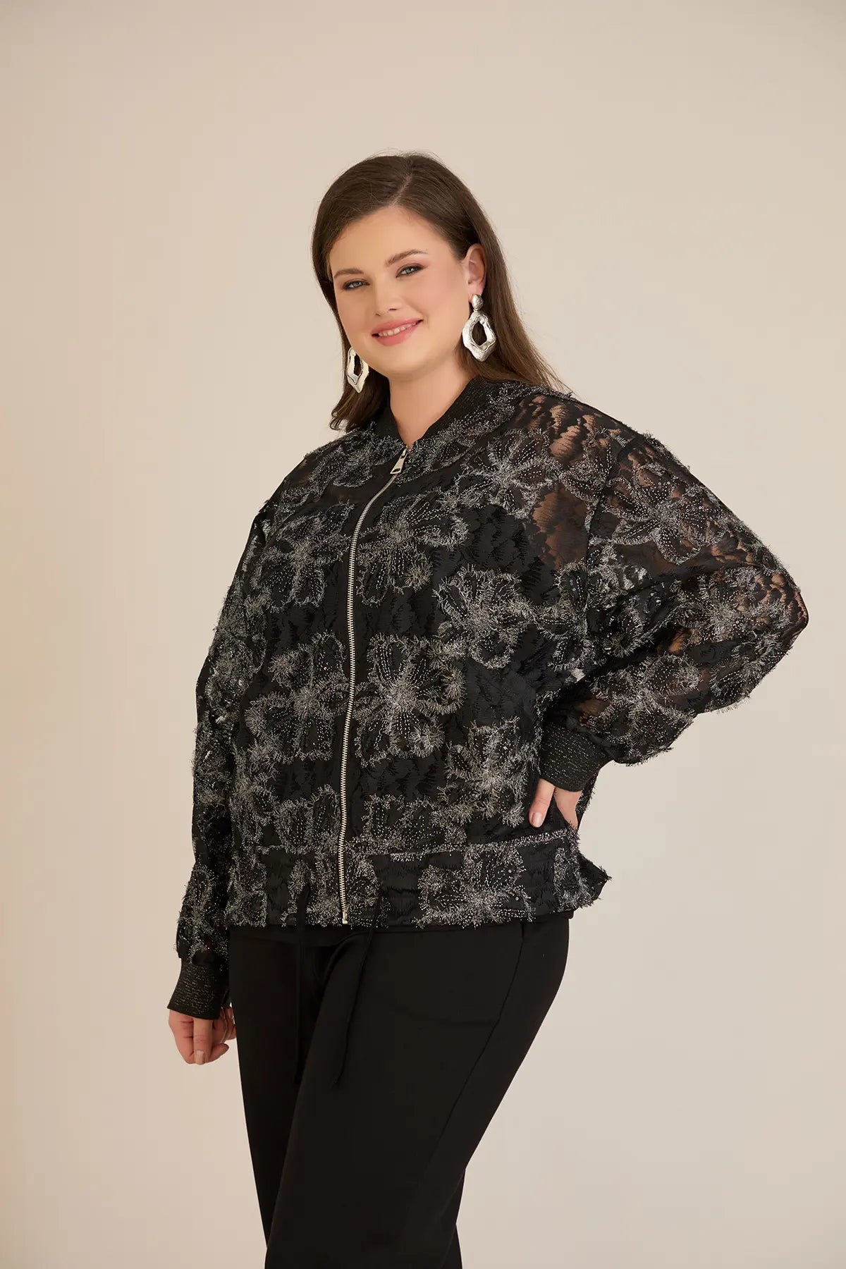 Elegante Jacke mit silbernen Blumenmotiven – Schwarz