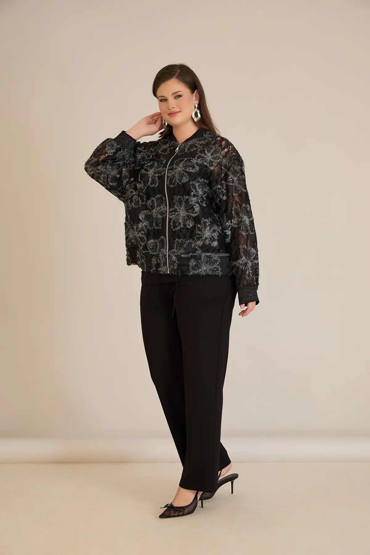 Elegante Jacke mit silbernen Blumenmotiven – Schwarz