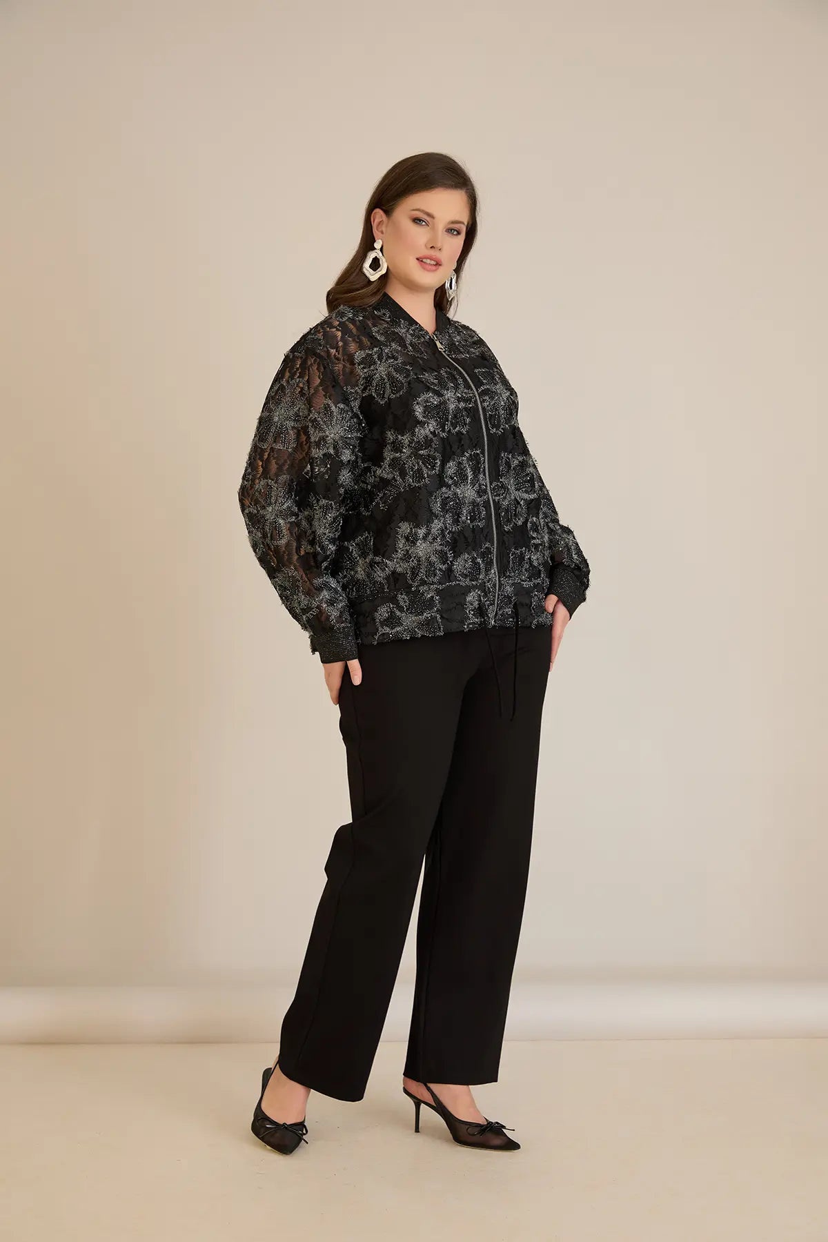 Elegante Jacke mit silbernen Blumenmotiven – Schwarz