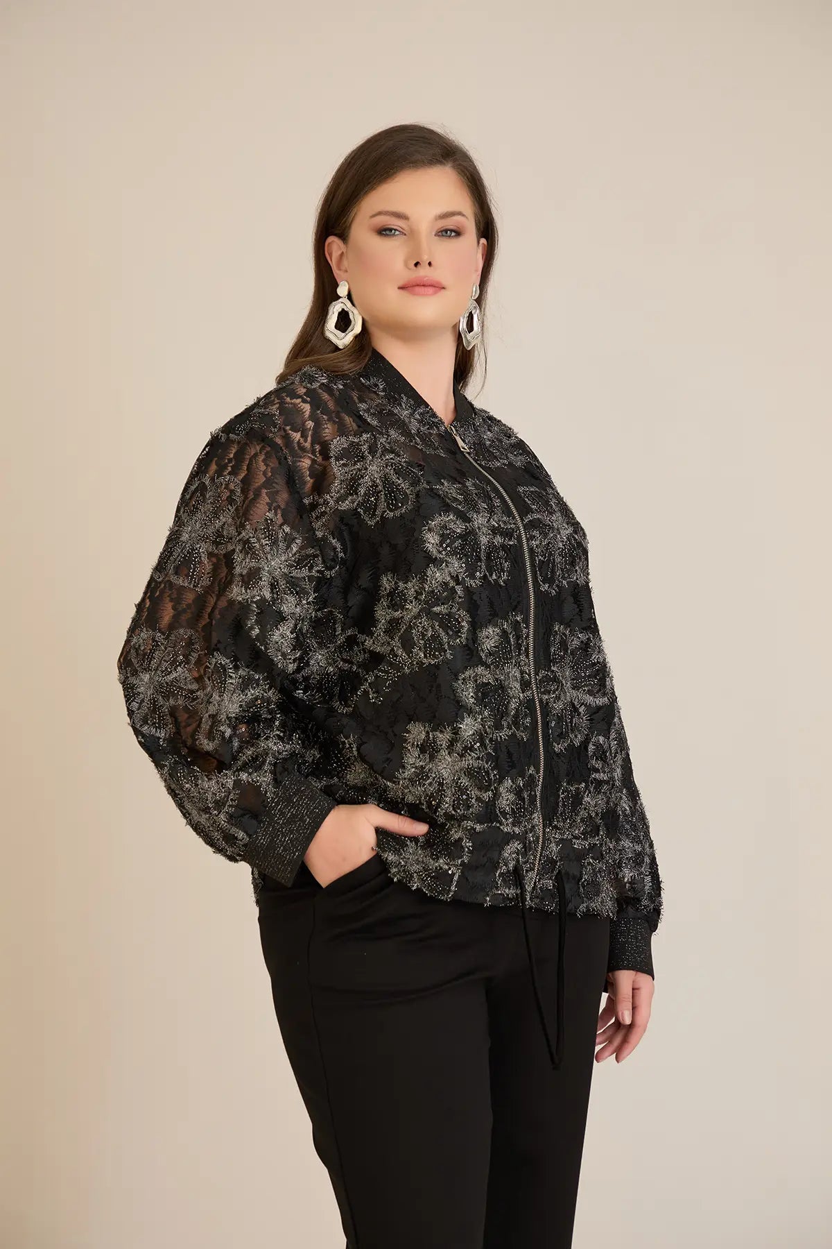 Elegante Jacke mit silbernen Blumenmotiven – Schwarz