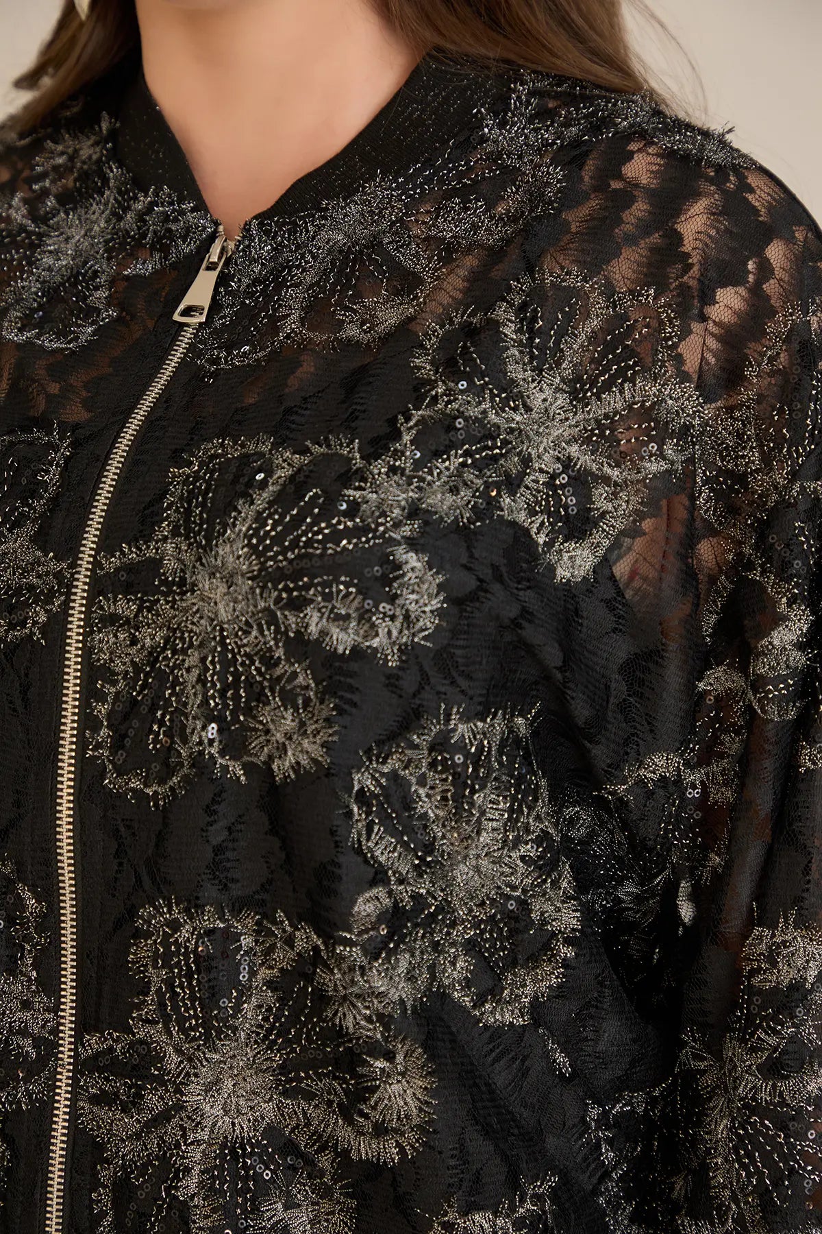 Elegante Jacke mit silbernen Blumenmotiven – Schwarz