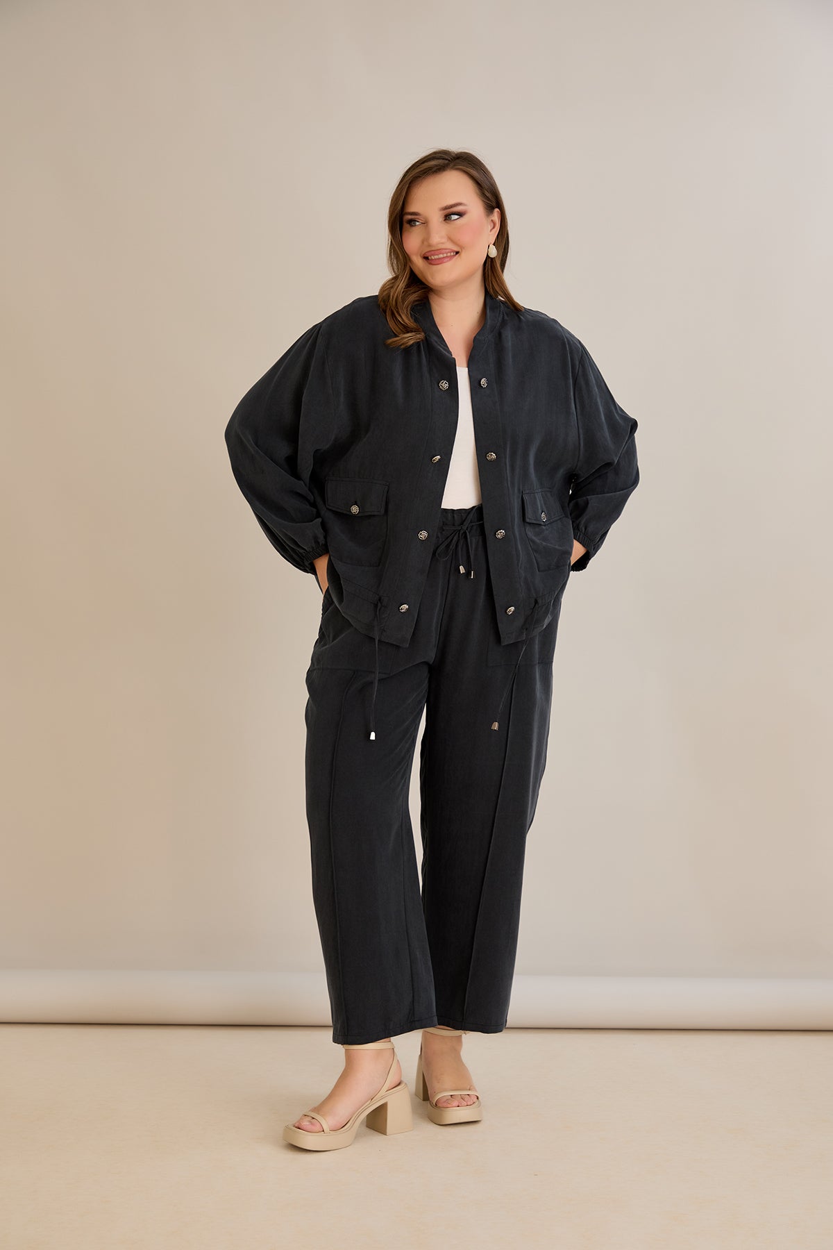 Sommer-Set in Schwarz in großen Größen, bestehend aus 2 Teilen: Hose + Jacke