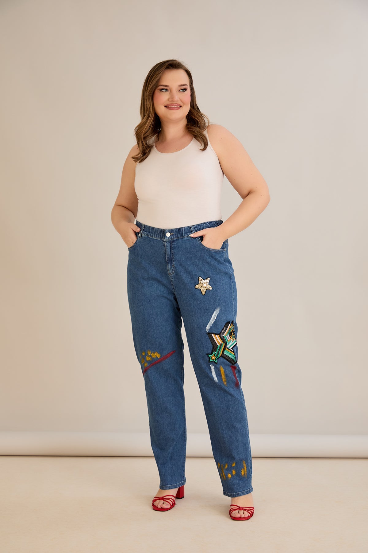 Jeans mit Applikationen und elastischem Bund