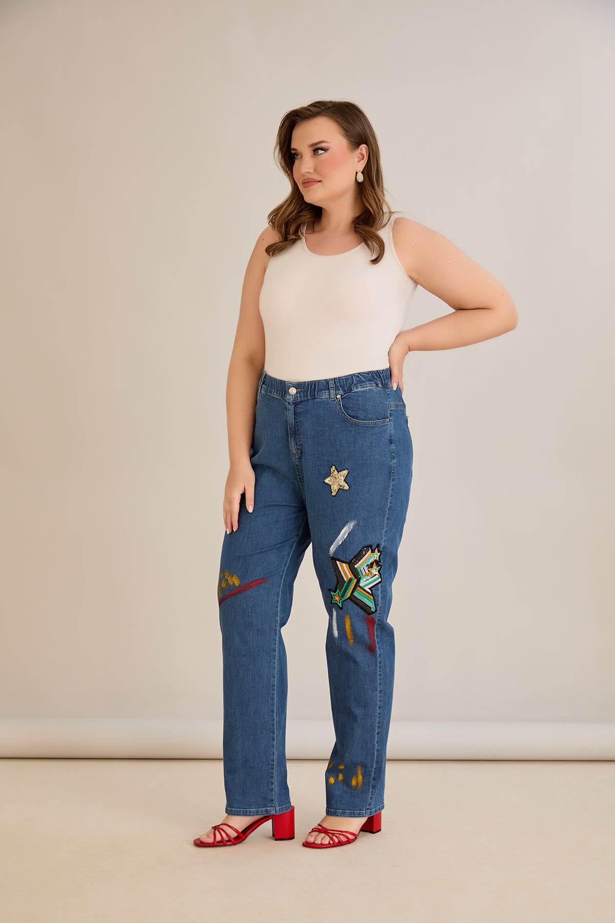 Jeans mit Applikationen und elastischem Bund