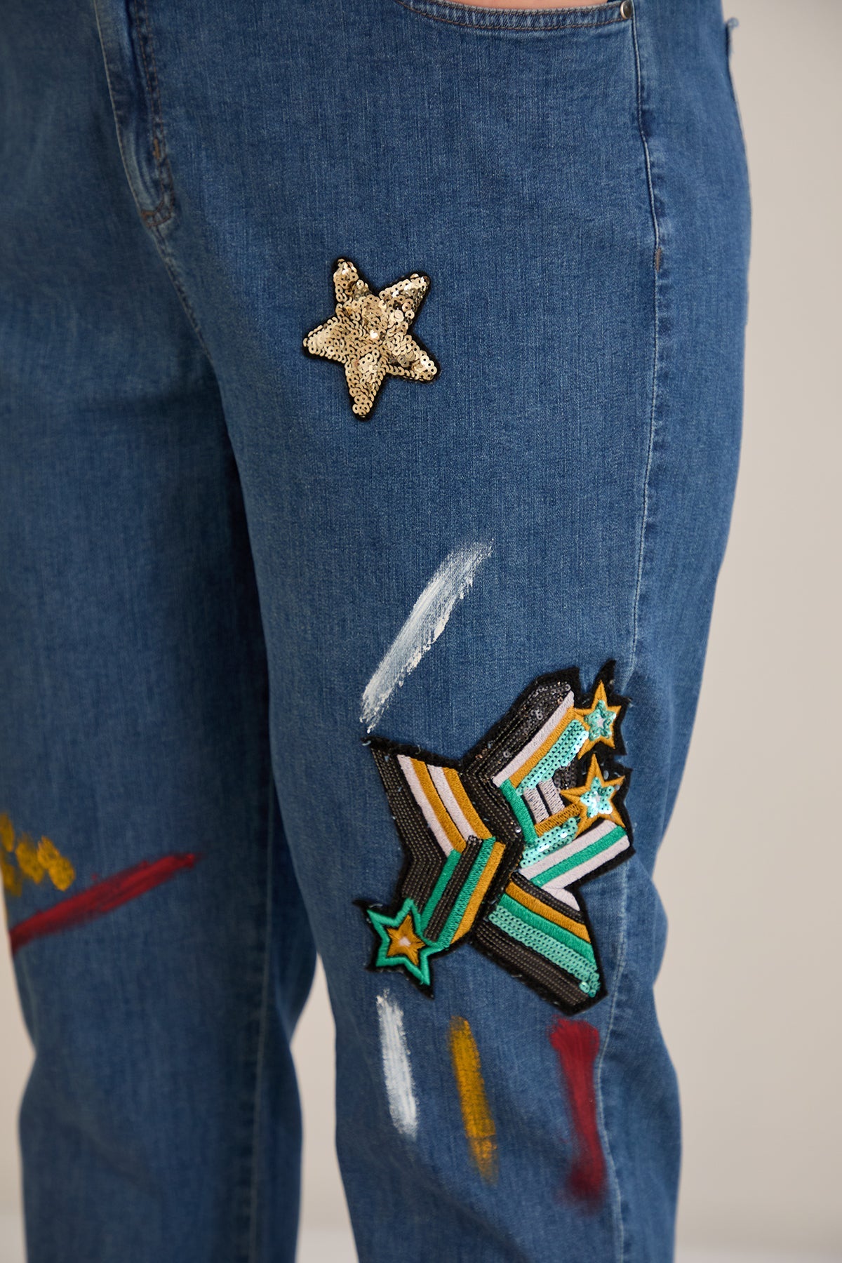 Jeans mit Applikationen und elastischem Bund