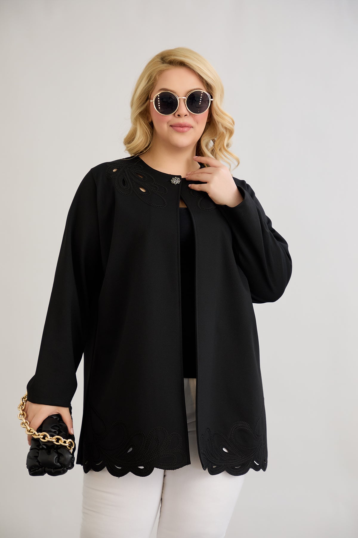Jacke mit Stickerei und einem Knopf in Übergrößen