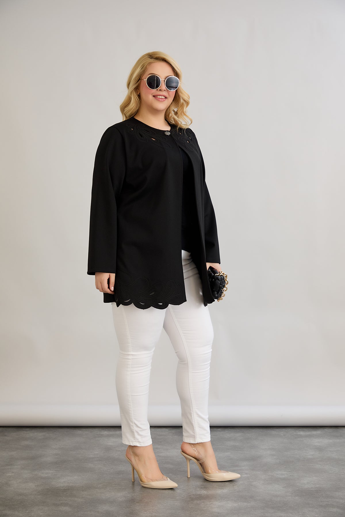 Jacke mit Stickerei und einem Knopf in Übergrößen
