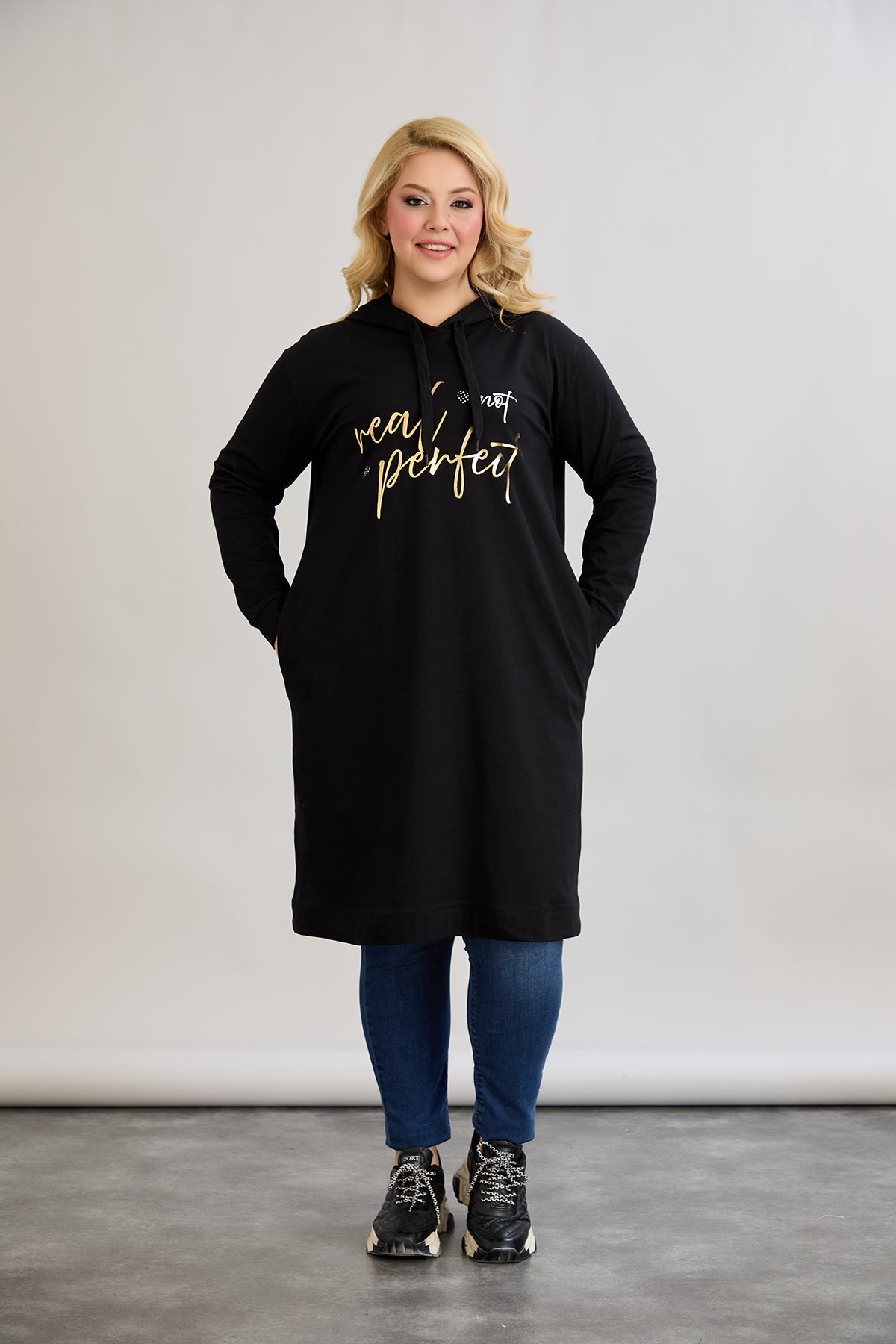Baumwoll-Tunikakleid mit goldenem Schriftzug "Real Love" in Übergrößen
