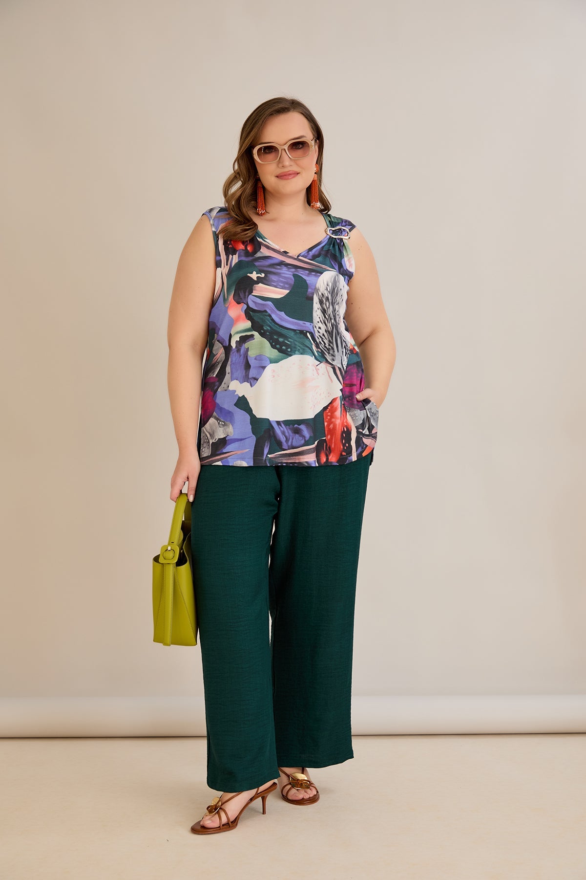 Ärmelloses Top mit Blumendruck und Zierschnalle