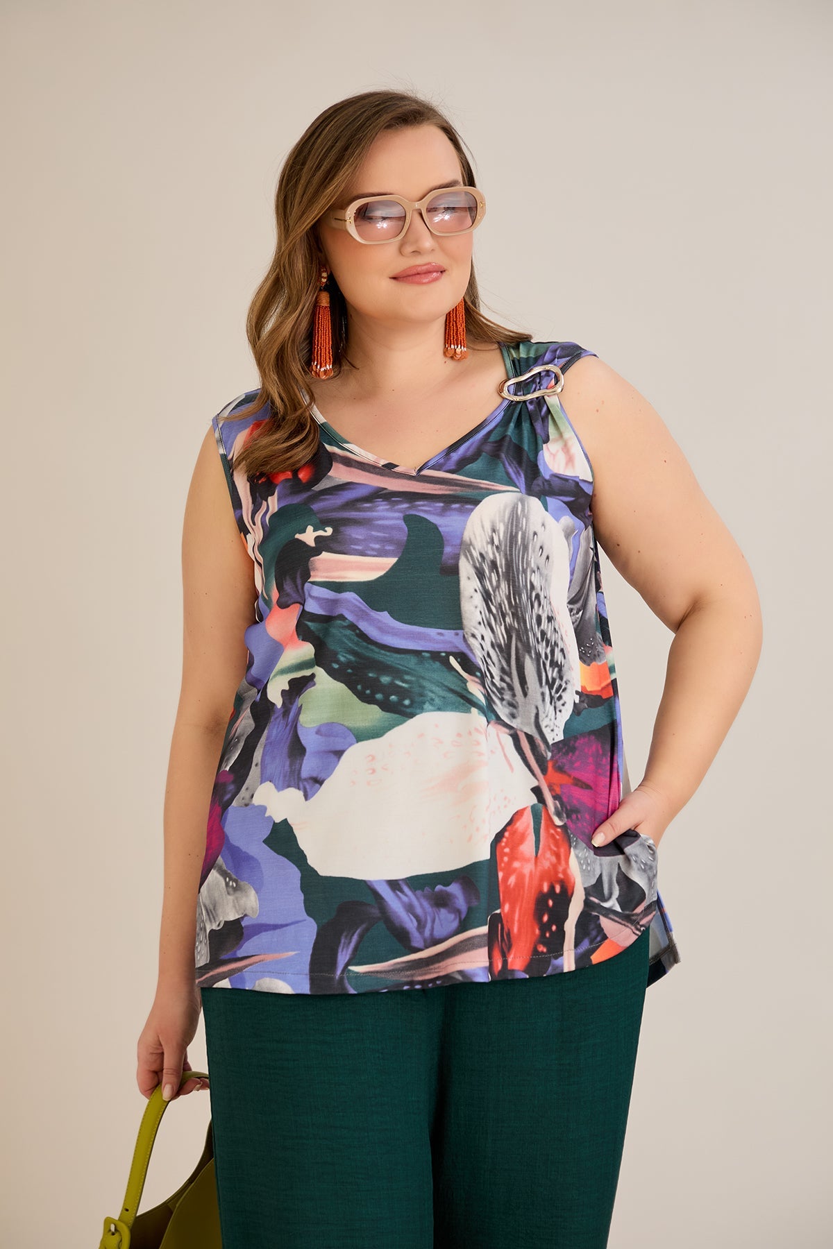 Ärmelloses Top mit Blumendruck und Zierschnalle