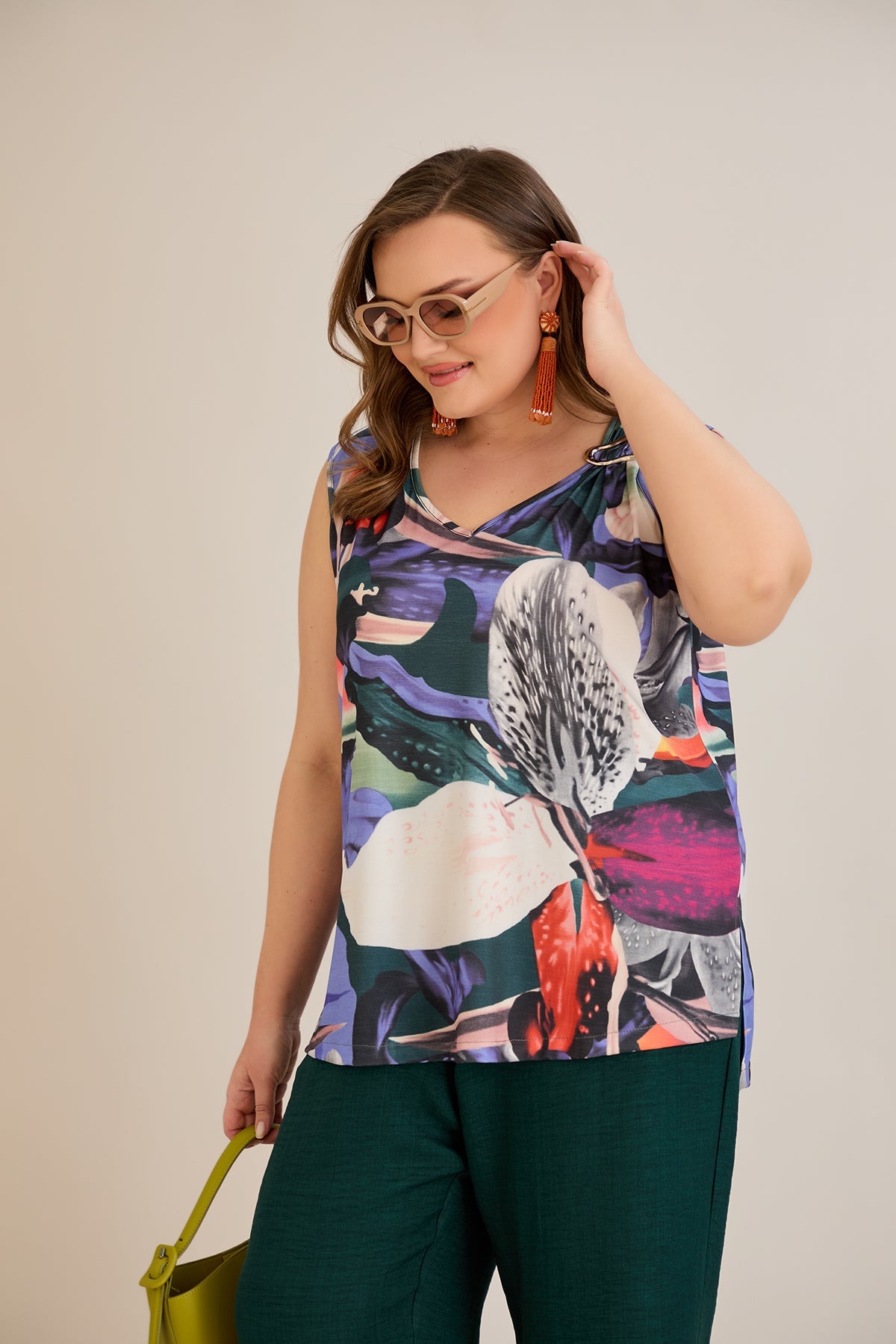 Ärmelloses Top mit Blumendruck und Zierschnalle