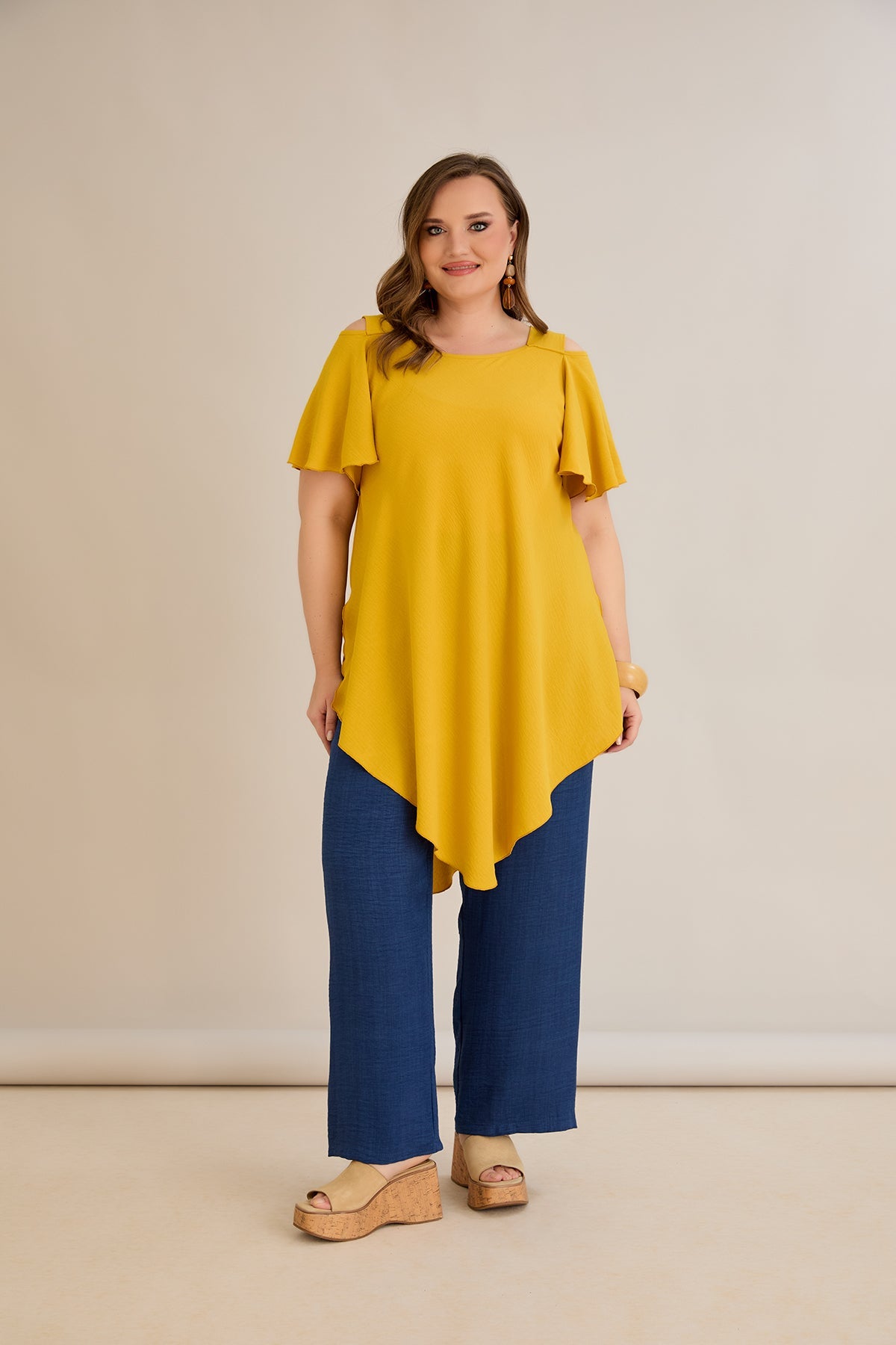 Asymmetrische Tunika aus luftigem Stoff mit Cut-Out-Schulter