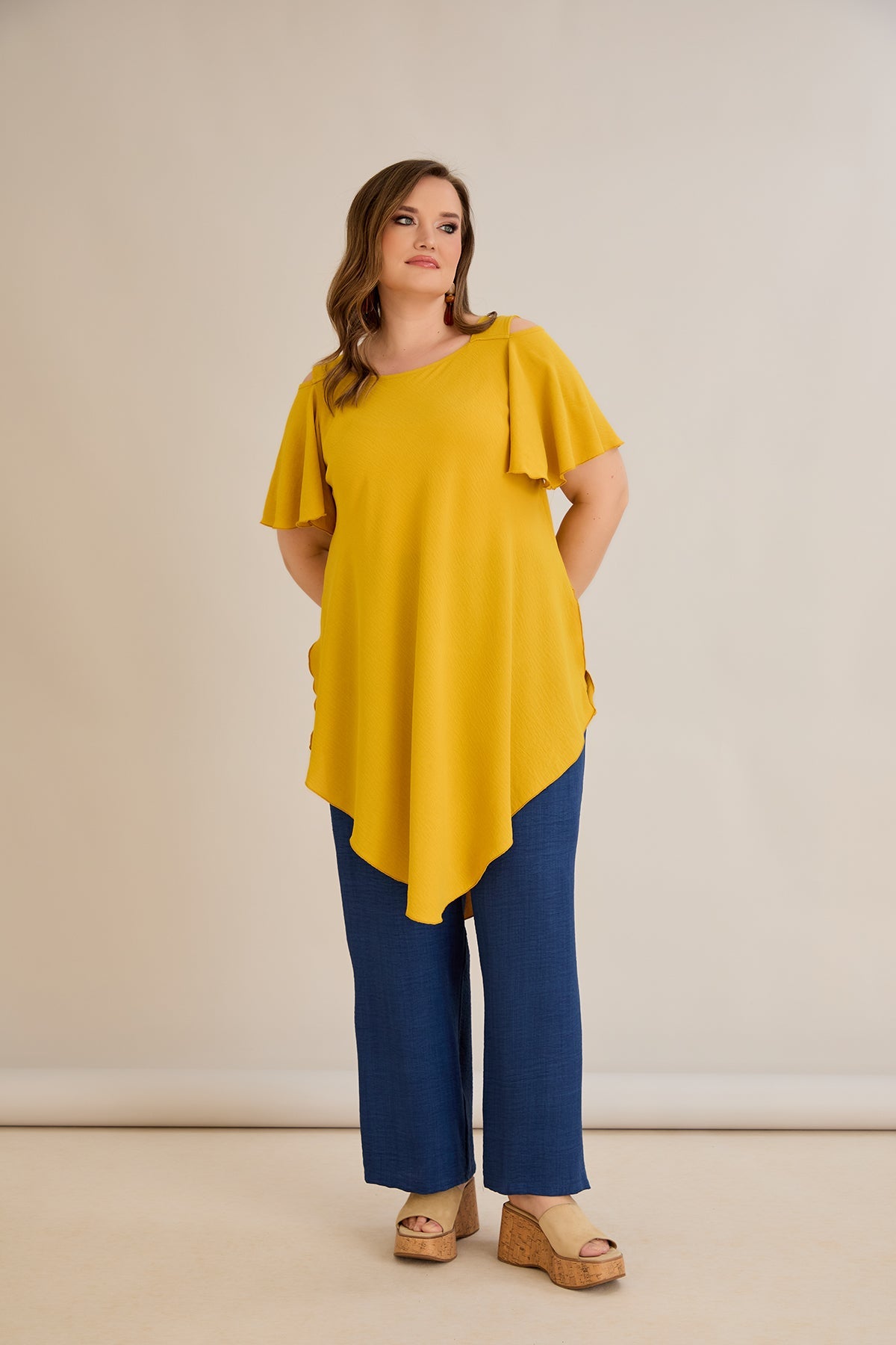 Asymmetrische Tunika aus luftigem Stoff mit Cut-Out-Schulter