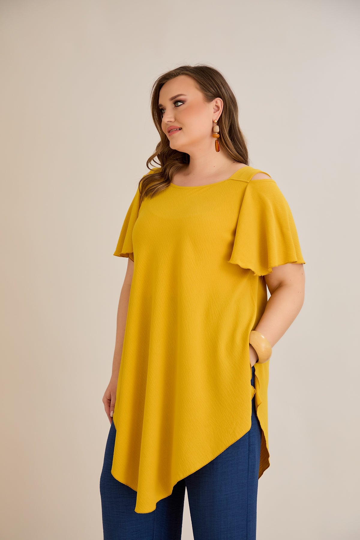 Asymmetrische Tunika aus luftigem Stoff mit Cut-Out-Schulter