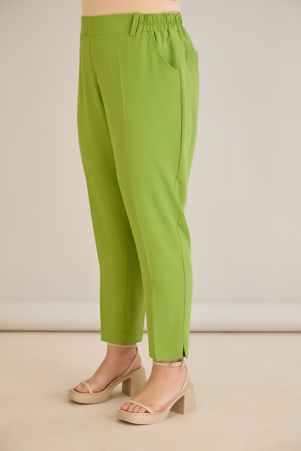Leichte, elastische Sommerhose - Grün