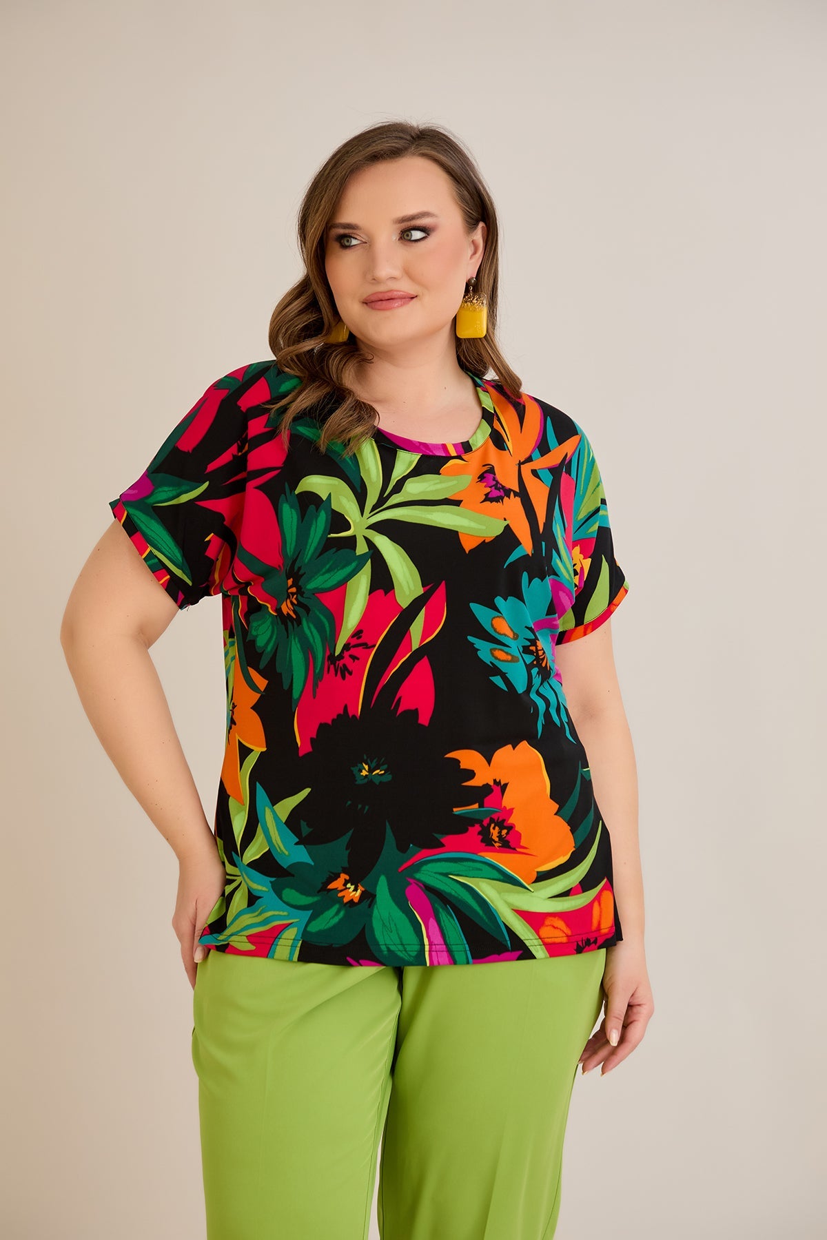 Elastisches Sommer-Shirt mit buntem Print