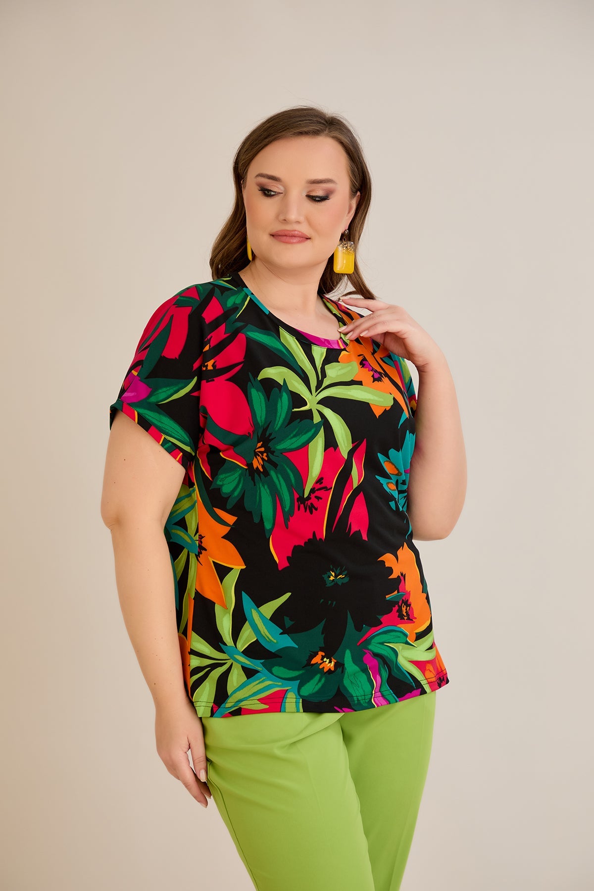 Elastisches Sommer-Shirt mit buntem Print