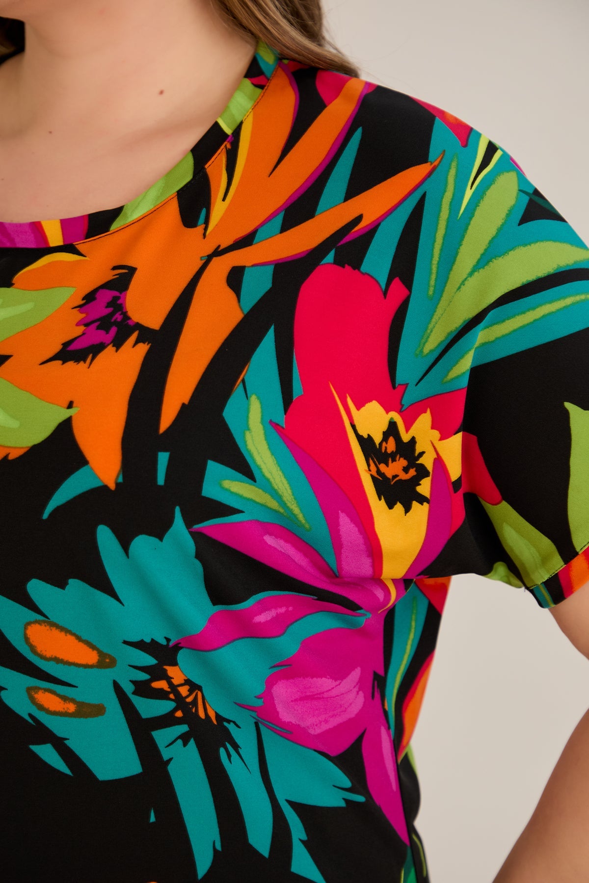 Elastisches Sommer-Shirt mit buntem Print